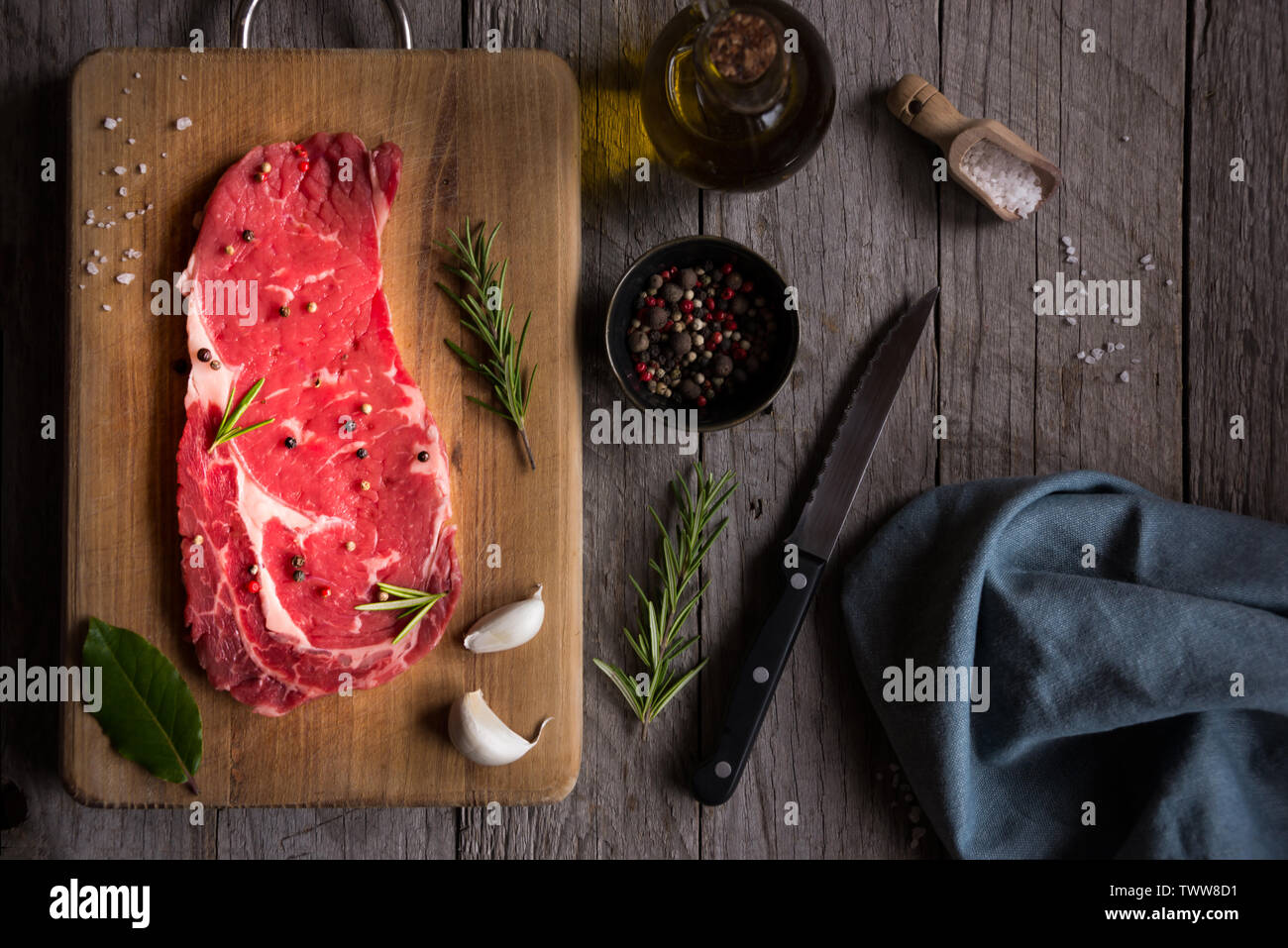 Raw reef Fleisch, rohe Steak mit Rosmarin, Zitrone und Gewürze, bereit zu kochen Stockfoto