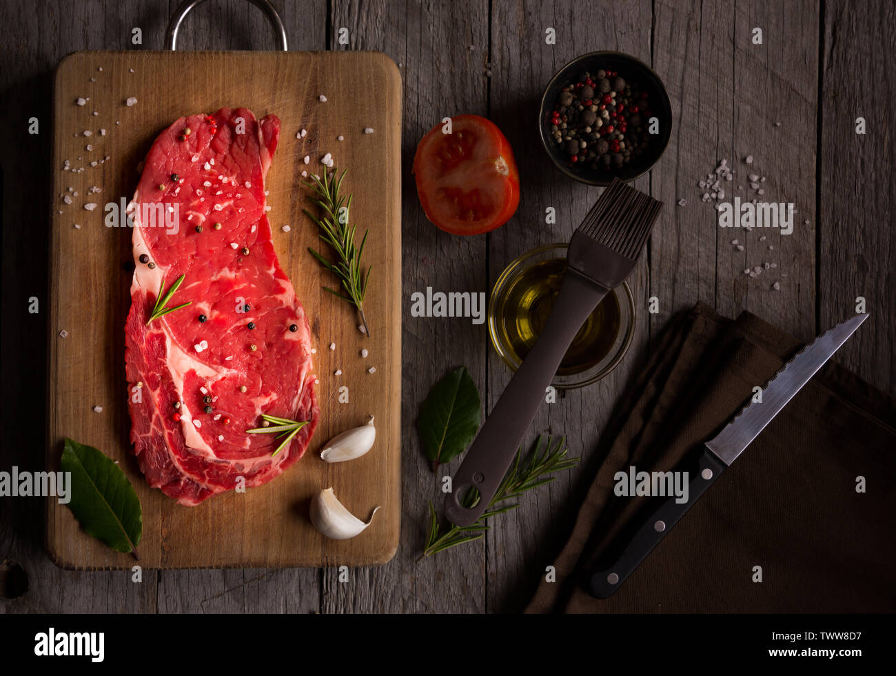Raw reef Fleisch, rohe Steak mit Rosmarin, Zitrone und Gewürze, bereit zu kochen Stockfoto