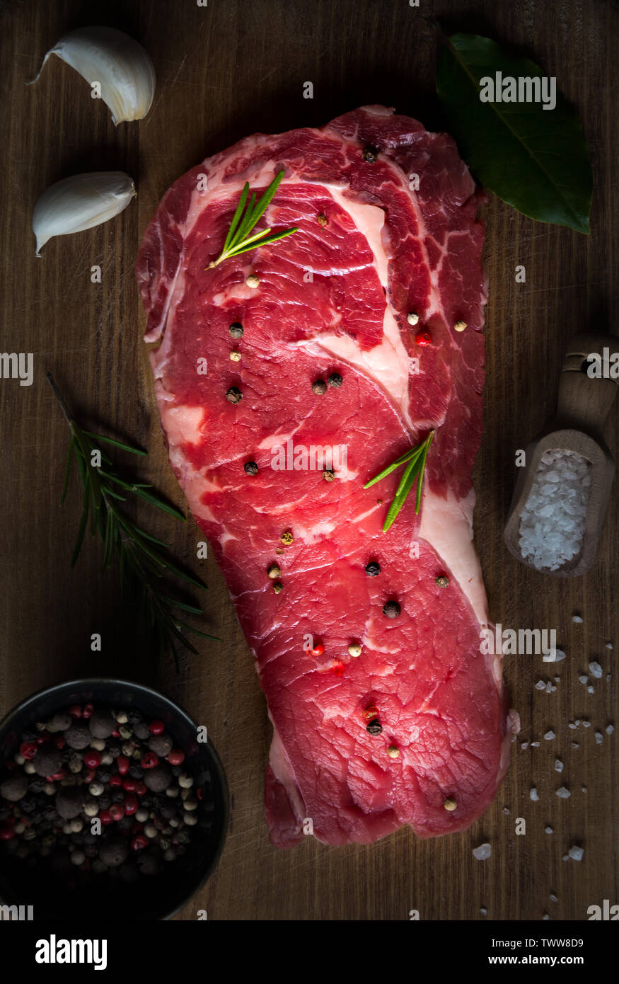 Raw reef Fleisch, rohe Steak mit Rosmarin, Zitrone und Gewürze, bereit zu kochen Stockfoto