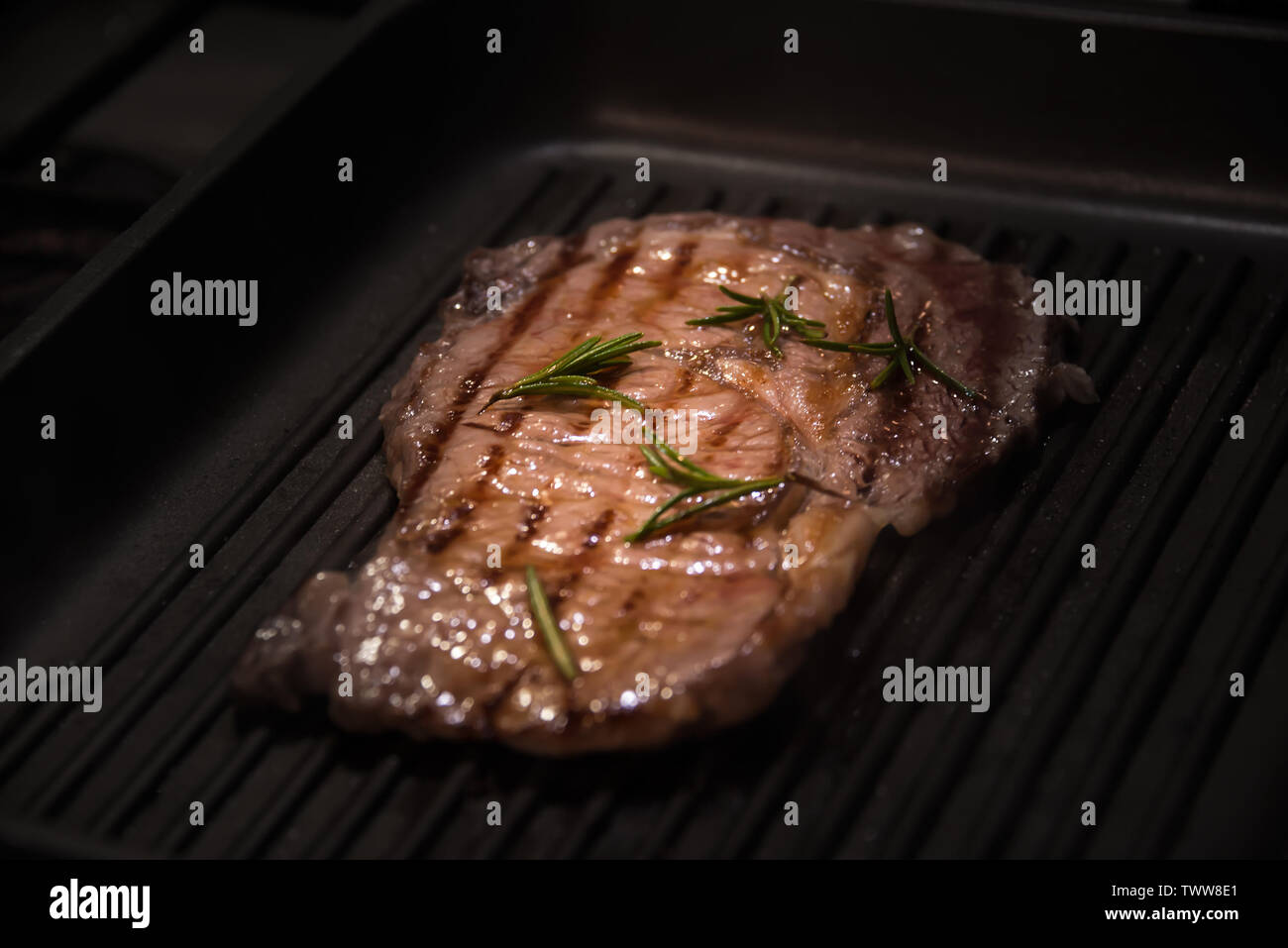Raw reef Fleisch, rohe Steak mit Rosmarin, Zitrone und Gewürze, bereit zu kochen Stockfoto