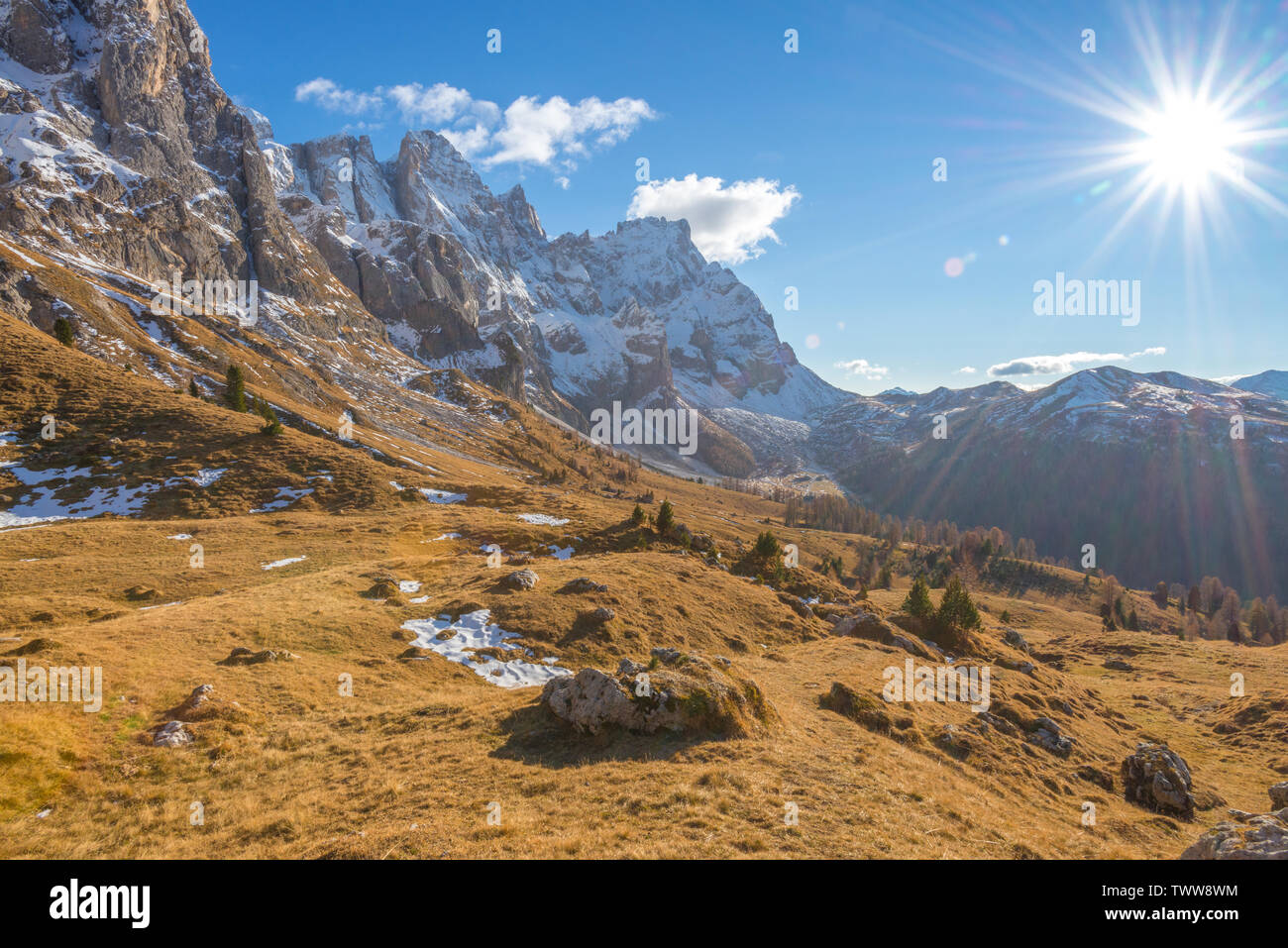 Pale di San Martino Gebirge in Italien. Direkte Sonneneinstrahlung und die Sonnenstrahlen auf die Alm in einem Herbst Tag. Herbstfarben im Gebirge. Stockfoto