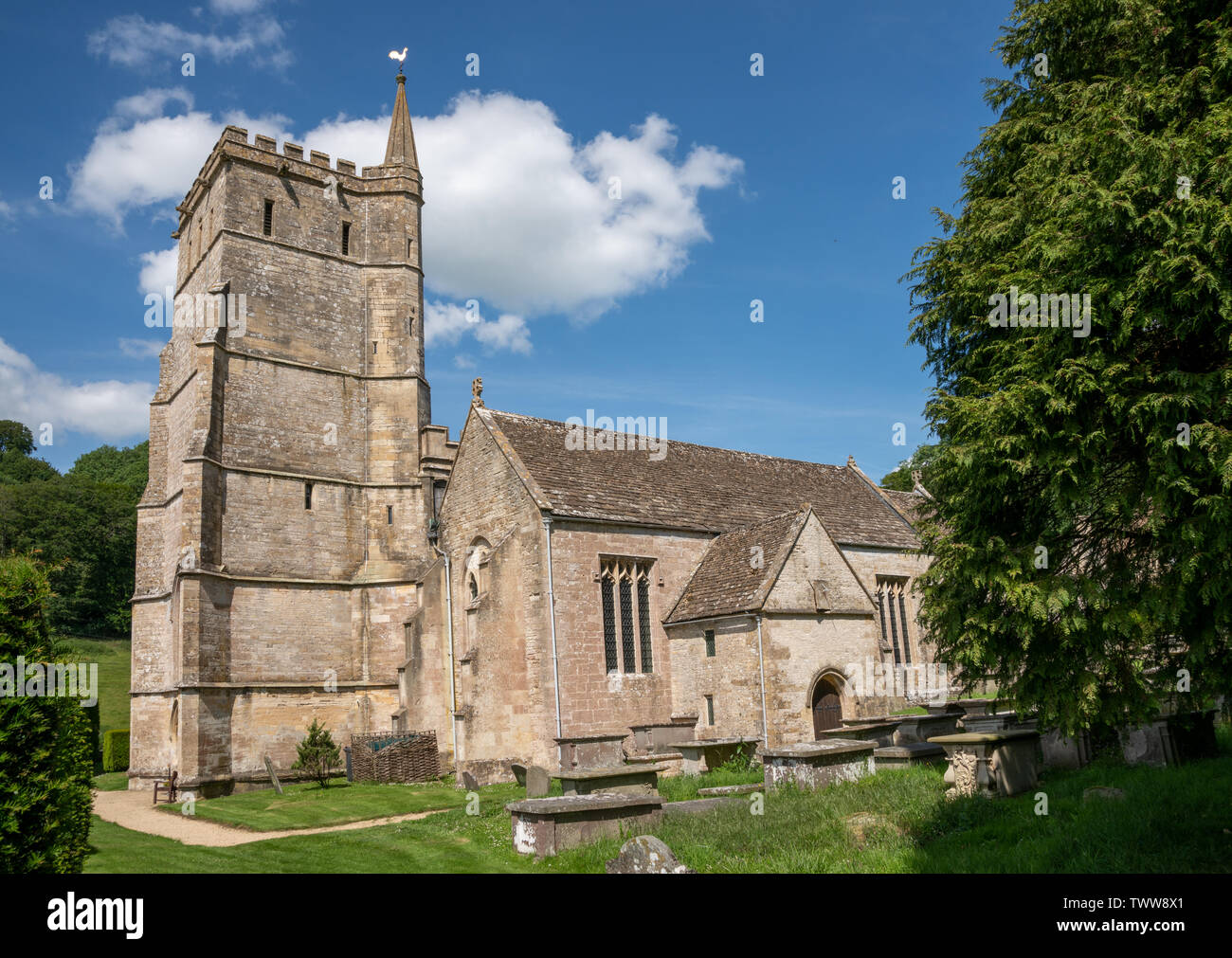 Die Kirche der Heiligen Jungfrau Maria in Hawkesbury, South Gloucestershire, Vereinigtes Königreich. Die denkmalgeschützten Gebäude aus dem 12. Jahrhundert mit später gebaut Stockfoto