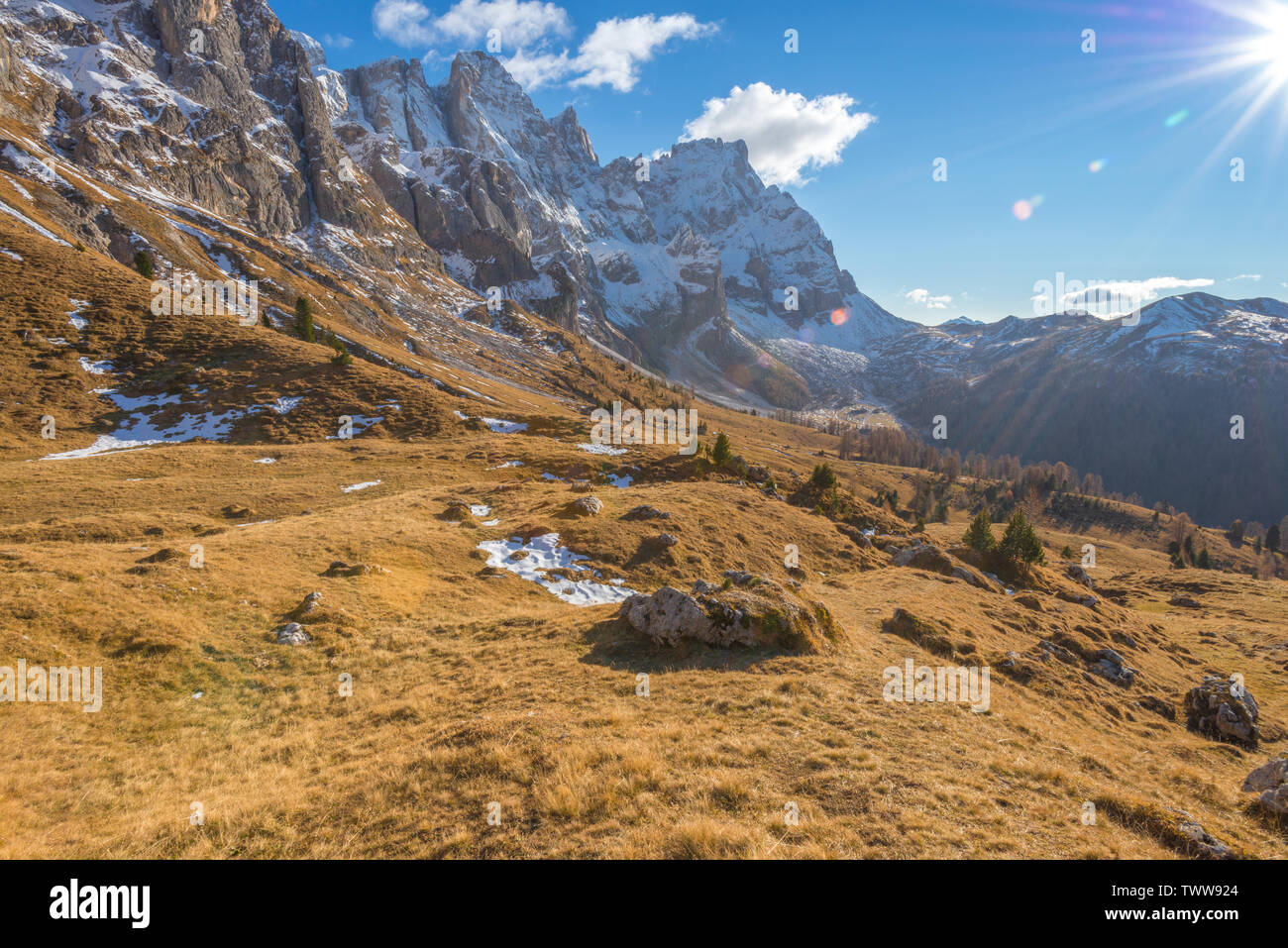 Pale di San Martino Gebirge in Italien. Direkte Sonneneinstrahlung und die Sonnenstrahlen auf die Alm in einem Herbst Tag. Herbstfarben im Gebirge. Stockfoto