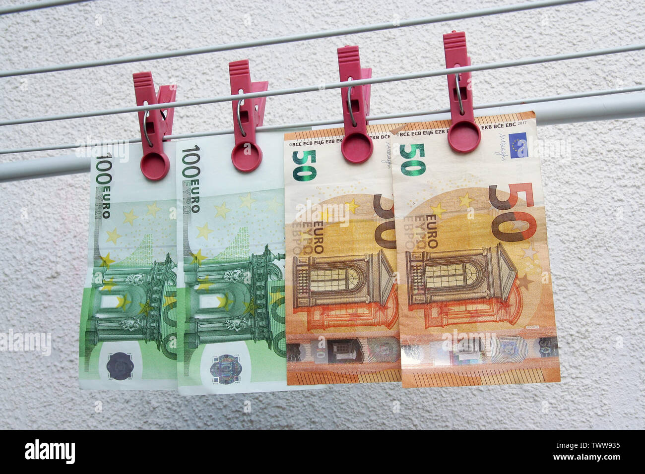 Euro-banknoten trocknen. Gewaschen Euro Papier Rechnungen. Trocknen Euro Scheine auf eine Zeichenkette. Stockfoto