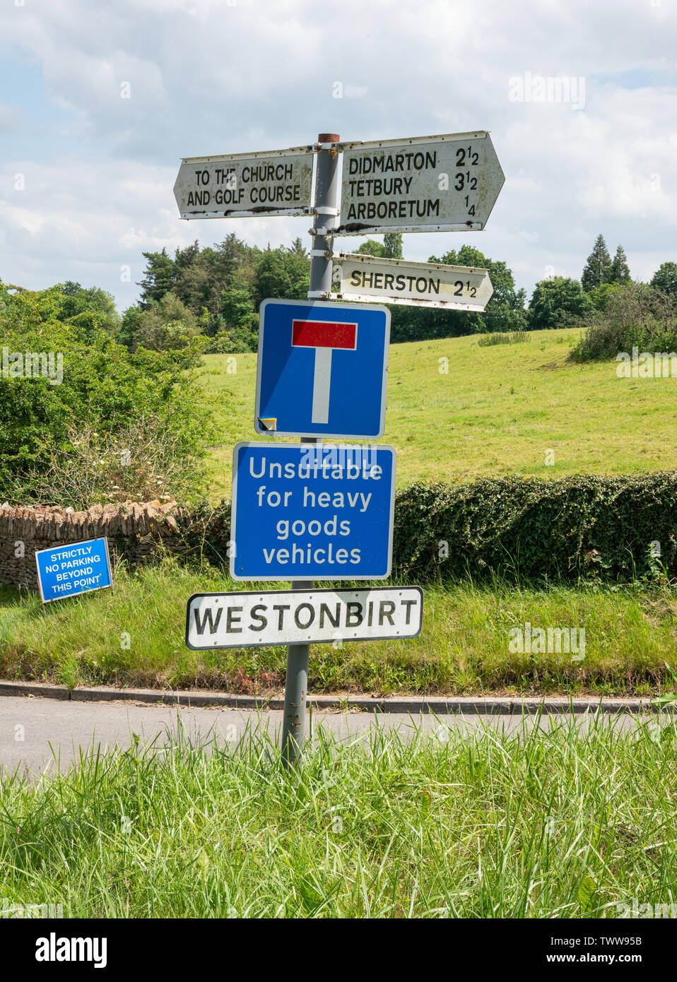 Überlastet Wegweiser im Dorf Westonbirt in den Cotswolds, Glouestershire, Vereinigtes Königreich Stockfoto