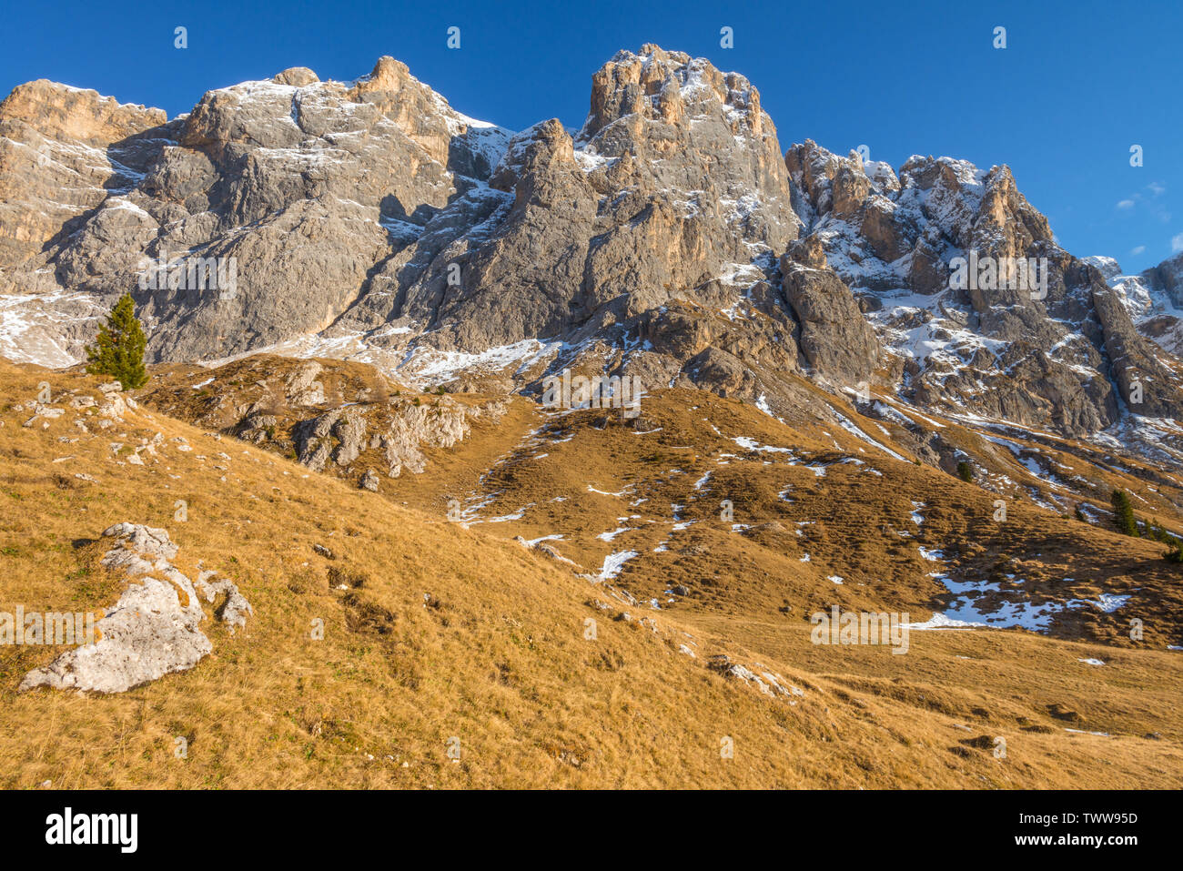 Goldene Stunde in Dolomiten, lange Wanderung in den Bergen von Italien herbstliche Landschaften im Alpenraum. Imposante Felswände der Pale di San Martino. Stockfoto
