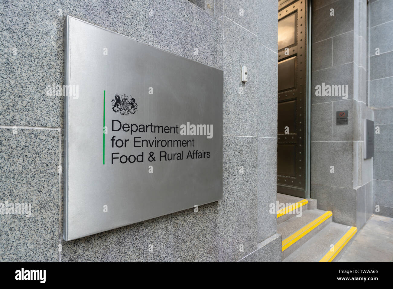 Beschilderung für das Ministerium für Umwelt, Ernährung und Angelegenheiten des ländlichen Raums Gebäude in Smith Square in London, Großbritannien. Stockfoto