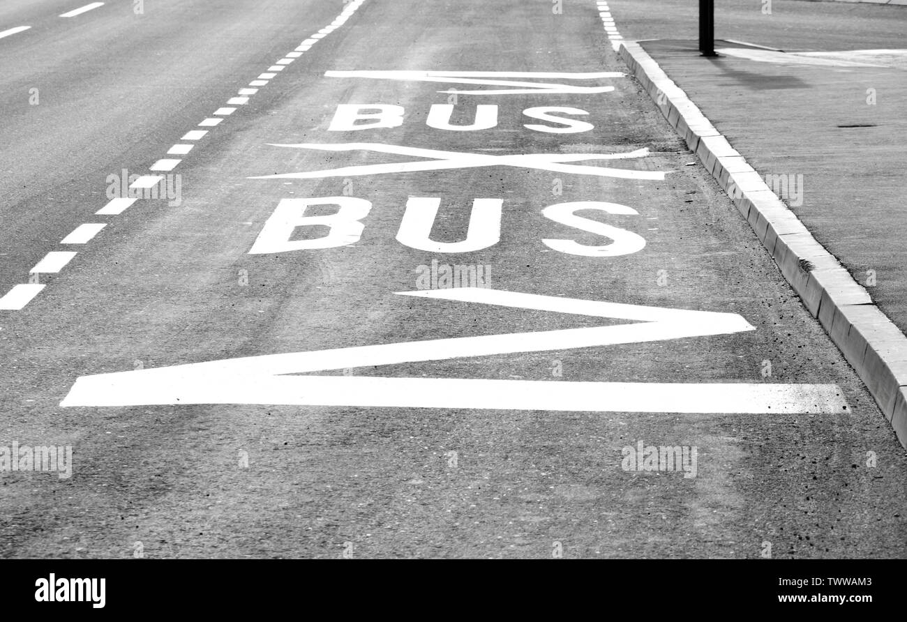 Fahrbahn Markierungen an der Bushaltestelle auf der leeren Straße in Schwarz und Weiß mit hohem Kontrast Stockfoto