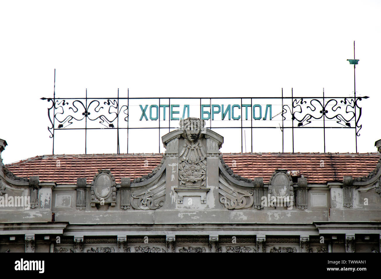 Belgrad, Serbien - Mai 7, 2019: Altes Hotel Bristol Zeichen auf dem Dach, kyrillische Buchstaben und art deco Jugendstil Ornamente Stockfoto