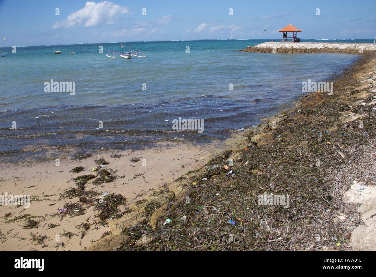 Plastikmüll wurde am Strand aufgespült Stockfoto