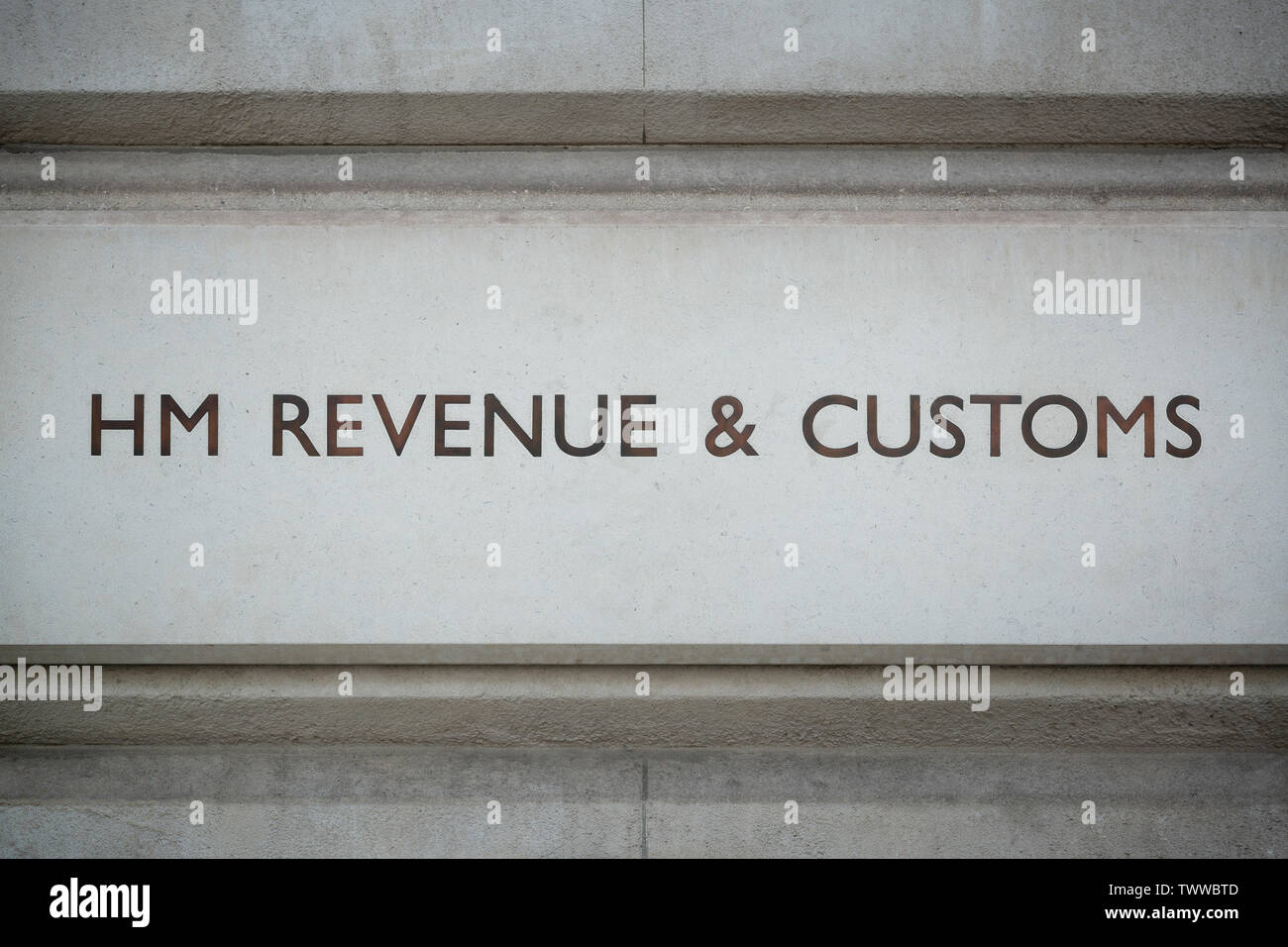 Signage für HM Einnahmen und Zoll Gebäude auf die Parliament Street in London, Großbritannien. Stockfoto