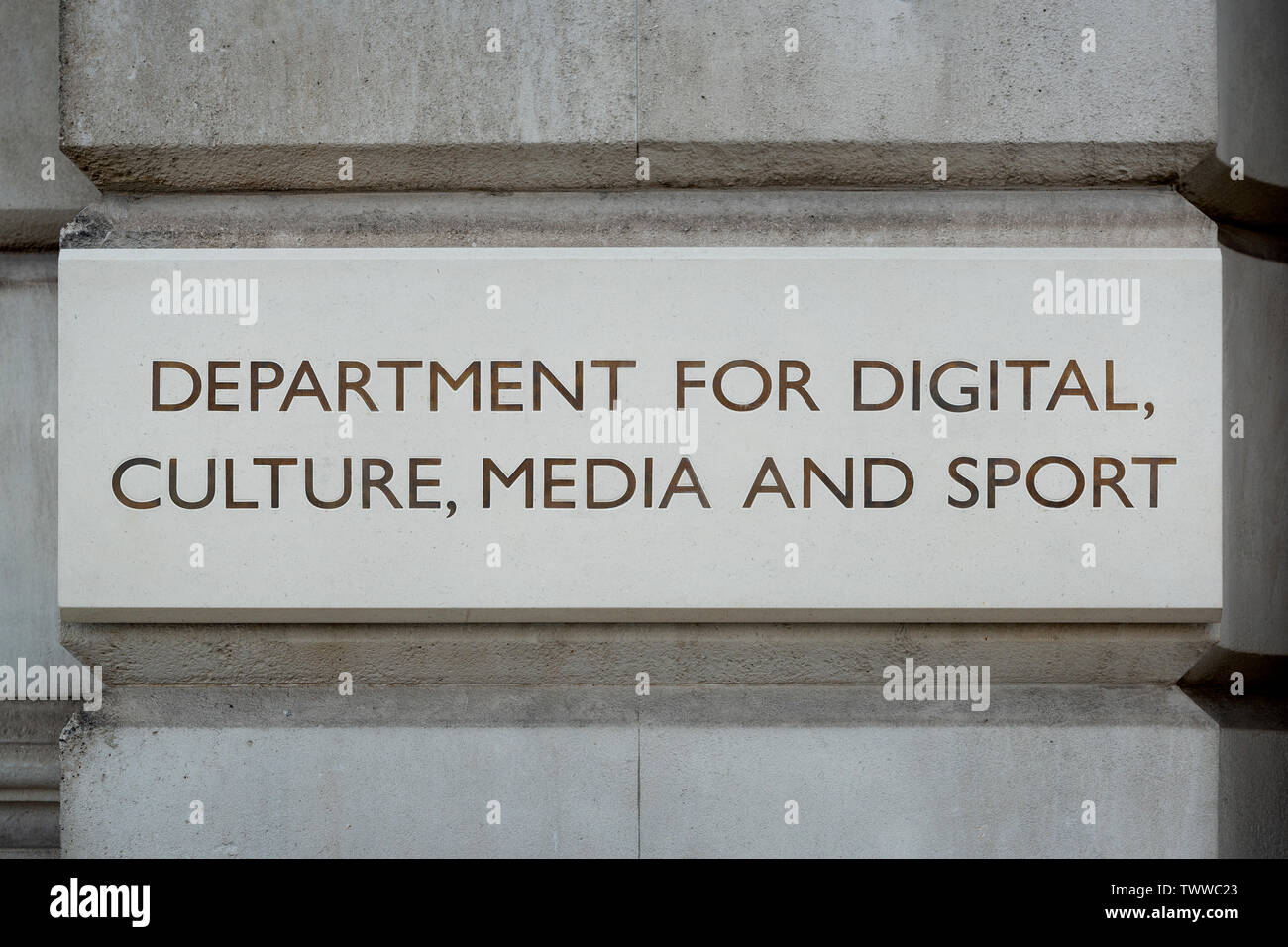 Beschilderungen für die Abteilung für digitale Kultur, Medien und Sport Gebäude auf die Parliament Street in London, Großbritannien. Stockfoto