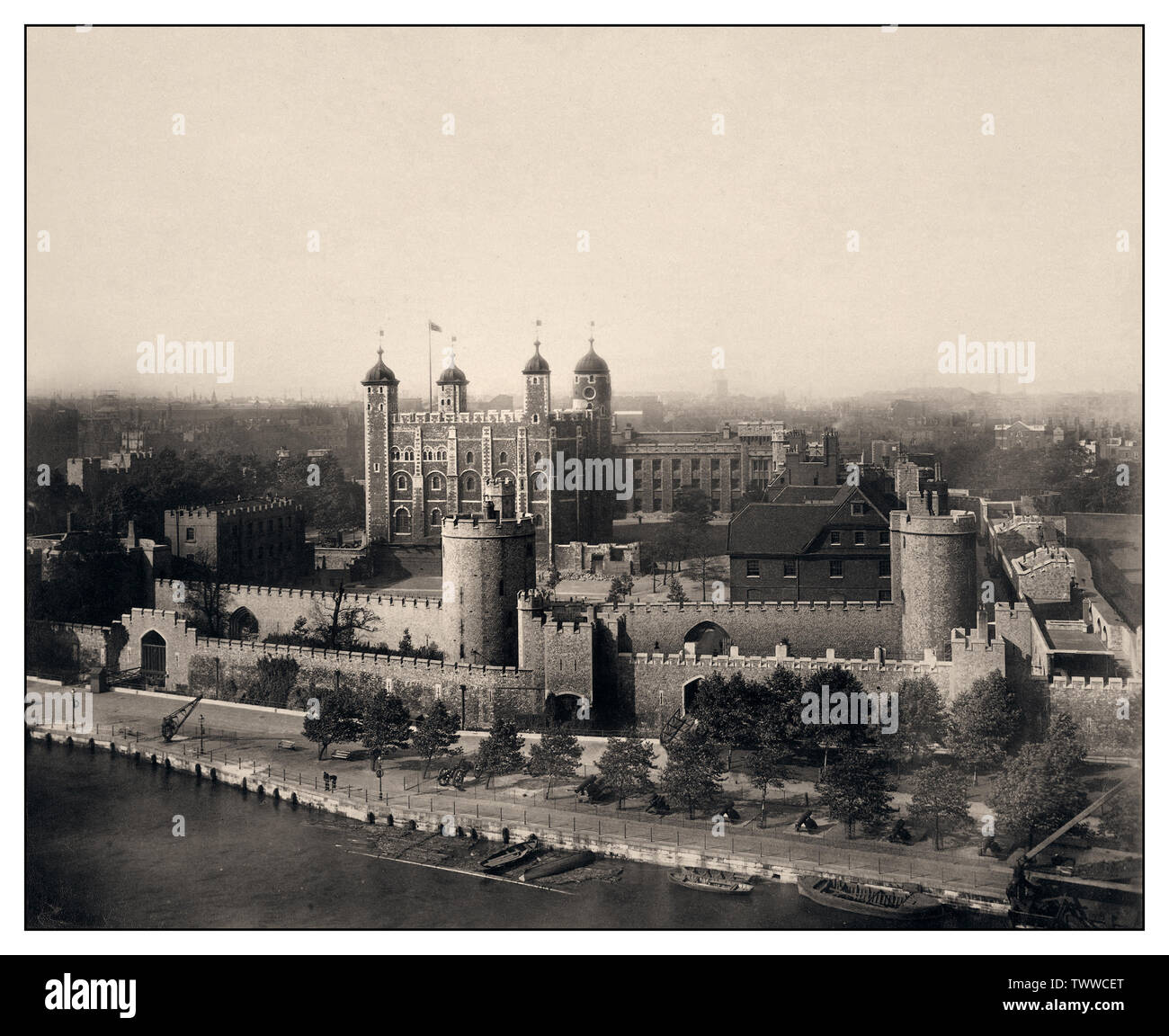 TOWER OF LONDON 1940 historischen Vintage-Bild des Tower of London mit der Themse im Vordergrund B & W. Kriegszeit 2. Weltkrieg Spione und Verräter wurden hier gehalten und durch Erschießungskommando hingerichtet. Zweiter Weltkrieg Zweiter Weltkrieg Stockfoto
