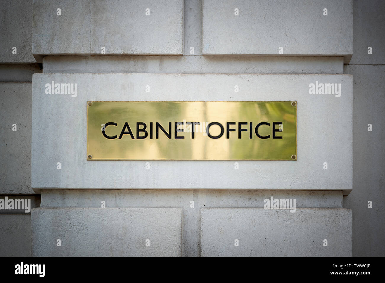 Beschilderung für das Cabinet Office Gebäude auf Whitehall in London, Großbritannien. Stockfoto