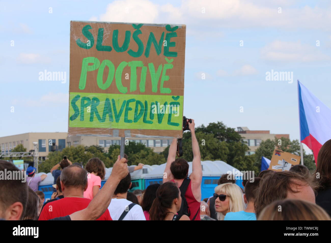 Prag, Tschechische Republik, 23. Jun 2019. Mehr als 250.000 Demonstranten überflutet Letna mit Anschlagtafeln, die den Rücktritt von Andrei Babis. Sie Ein Stockfoto