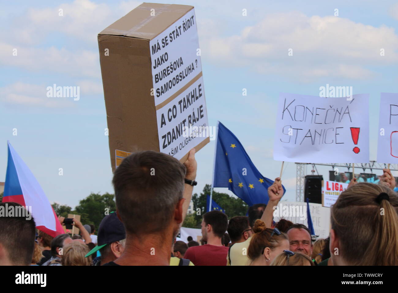 Prag, Tschechische Republik, 23. Jun 2019. Mehr als 250.000 Demonstranten überflutet Letna mit Anschlagtafeln, die den Rücktritt von Andrei Babis. Sie Ein Stockfoto