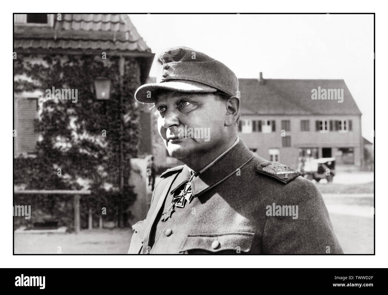 HERMANN GÖRING CAPTURE 1945 Vintage WW2 Bild eines gefangenen Top-Nazi Hermann Göring, auf einer Straße in Österreich von einer speziellen US-Division gefangen genommen, (Jeep im Hintergrund), die hinter feindlichen Linien nach Hitlers Selbstmord 1945 Zweiten Weltkrieg geschickt worden war Stockfoto