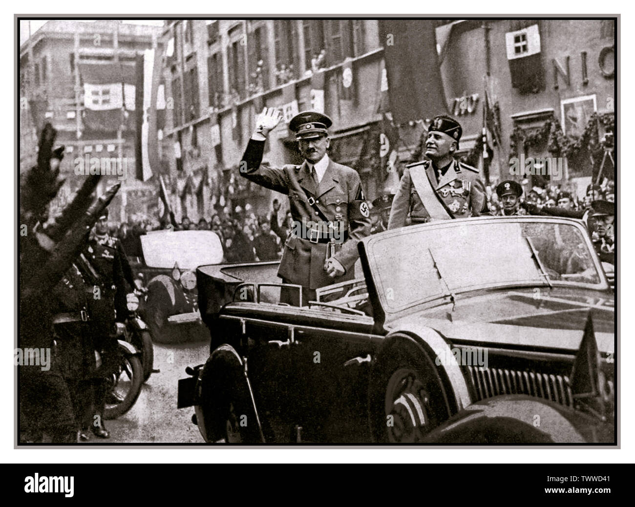 HITLER-STAATSBESUCH IN ITALIEN 1938 Adolf Hitler und Benito Mussolini reisen mit dem Auto zur Quirinale und grübeln jubelnde Menschenmassen auf dem Corso Rome, Italien, 8. Mai 1938 Stockfoto