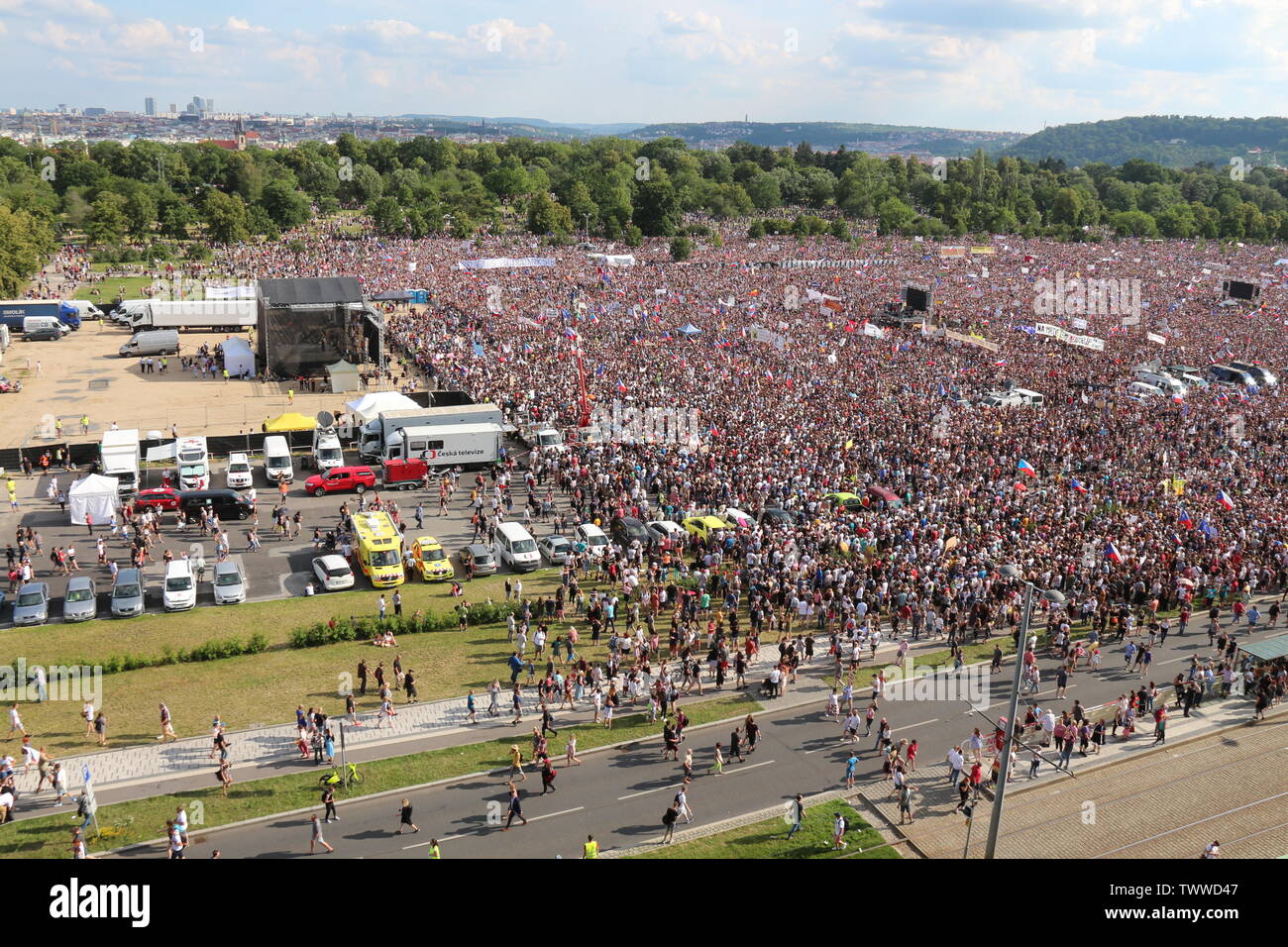 Prag, Tschechische Republik, 23. Jun 2019. Mehr als 250.000 Demonstranten überflutet Letna mit Anschlagtafeln, die den Rücktritt von Andrei Babis. Sie Ein Stockfoto