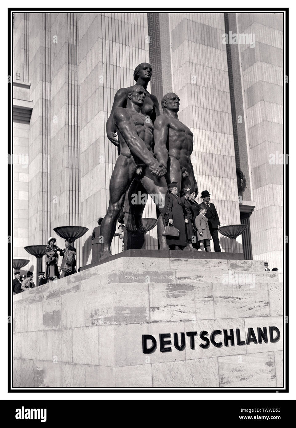 Weltausstellung Paris 1937 Fassade des Deutschen Pavillons 'Deutschland' mit einer Skulptur Gruppe von Josef Thorak mit Gruppe von Besuchern fotografierte 1937 Paris, Frankreich Stockfoto