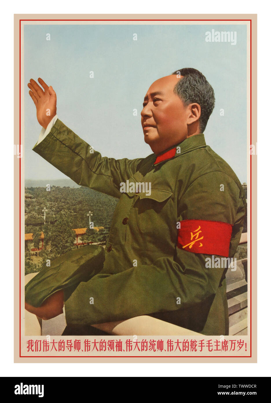 Vintage chinesische Propaganda Poster: "Lang lebe der große Führer Mao!" Farbfoto des Vorsitzenden Mao winkt eine Million revolutionären Massen auf Tien An Men Podium während einer Feier der großen proletarischen Kulturrevolution. China, 1966, Mao Zedong (Dezember 26, 1893 - 9. September 1976), auch als Chairman Mao bekannt, eine chinesische Kommunistische Revolutionäre war, den Gründervater der Volksrepublik China ist, die er als Vorsitzender der Kommunistischen Partei Chinas von der Gründung 1949 bis zu seinem Tod 1976 regierte. Stockfoto