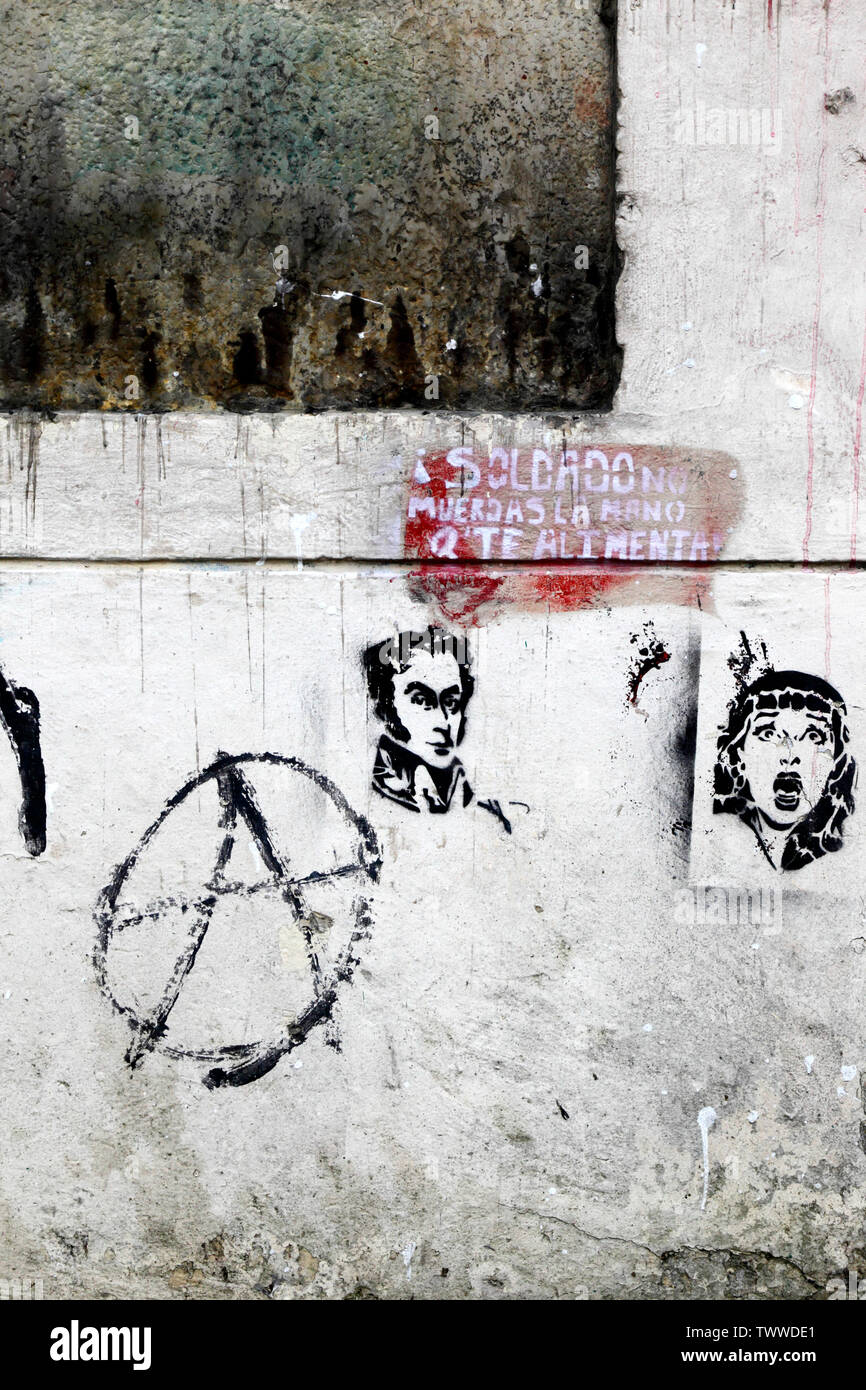 Die Oldier, nicht die Hand, die Feeds, die Sie "Graffiti und Portrait von Simón Bolívar auf Wand, die Plaza Bolívar, Bogotá, Kolumbien Biss Stockfoto