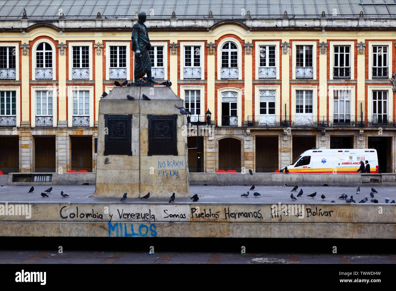 "Kolumbien und Venezuela sind wir Brüder, Söhne von Bolivar' Graffiti, Statue von Simón Bolívar und Lievano Palast, dem Plaza Bolívar, Bogotá, Kolumbien Stockfoto