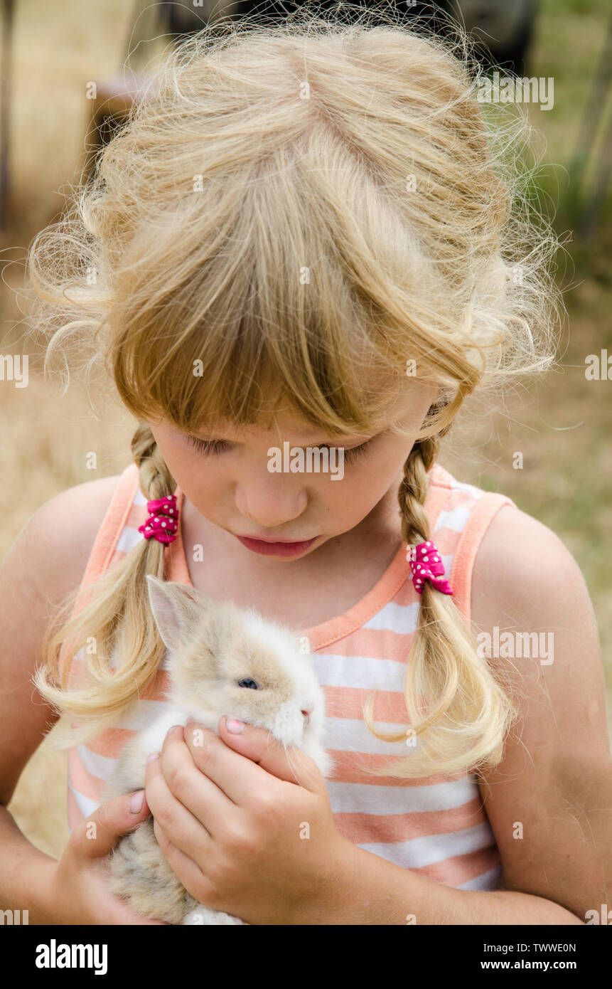 Schöne blonde Mädchen, dass Jungen bunny Kaninchen Stockfoto