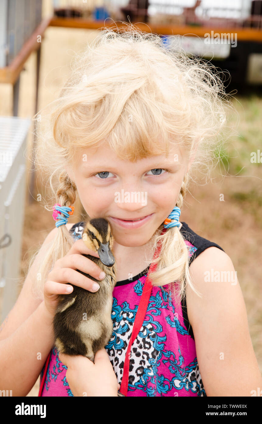 Adorable kaukasischen blonde Mädchen, die kleine Ente Stockfoto