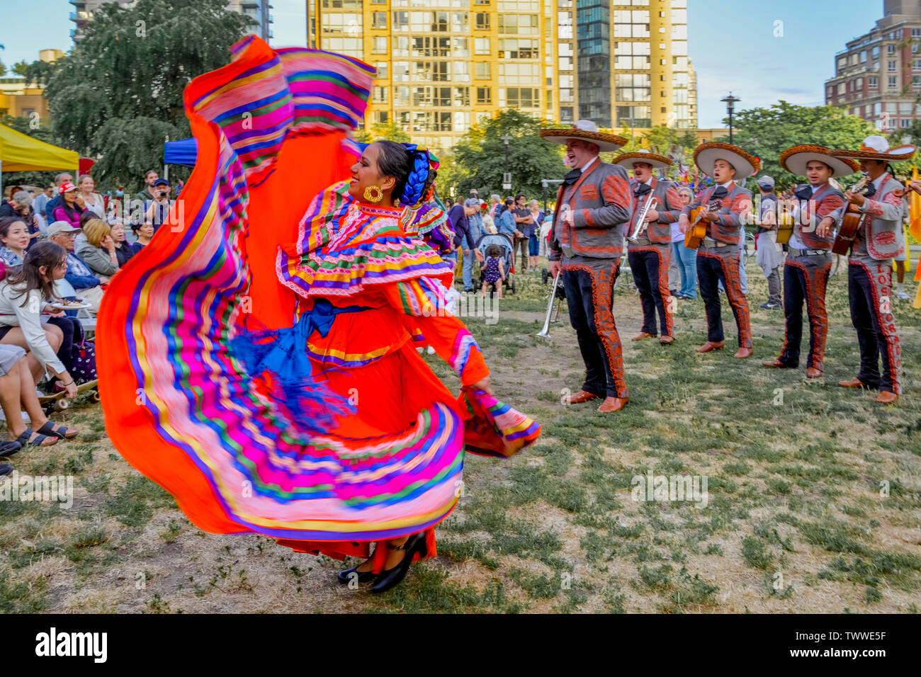 Mexikanische Tänzer und Mariachi El Dorado, das Sammeln von Festival, Sommersonnenwende Feier, Schmirgel Barnes Park, Vancouver, British Columbia, Kanada. Stockfoto