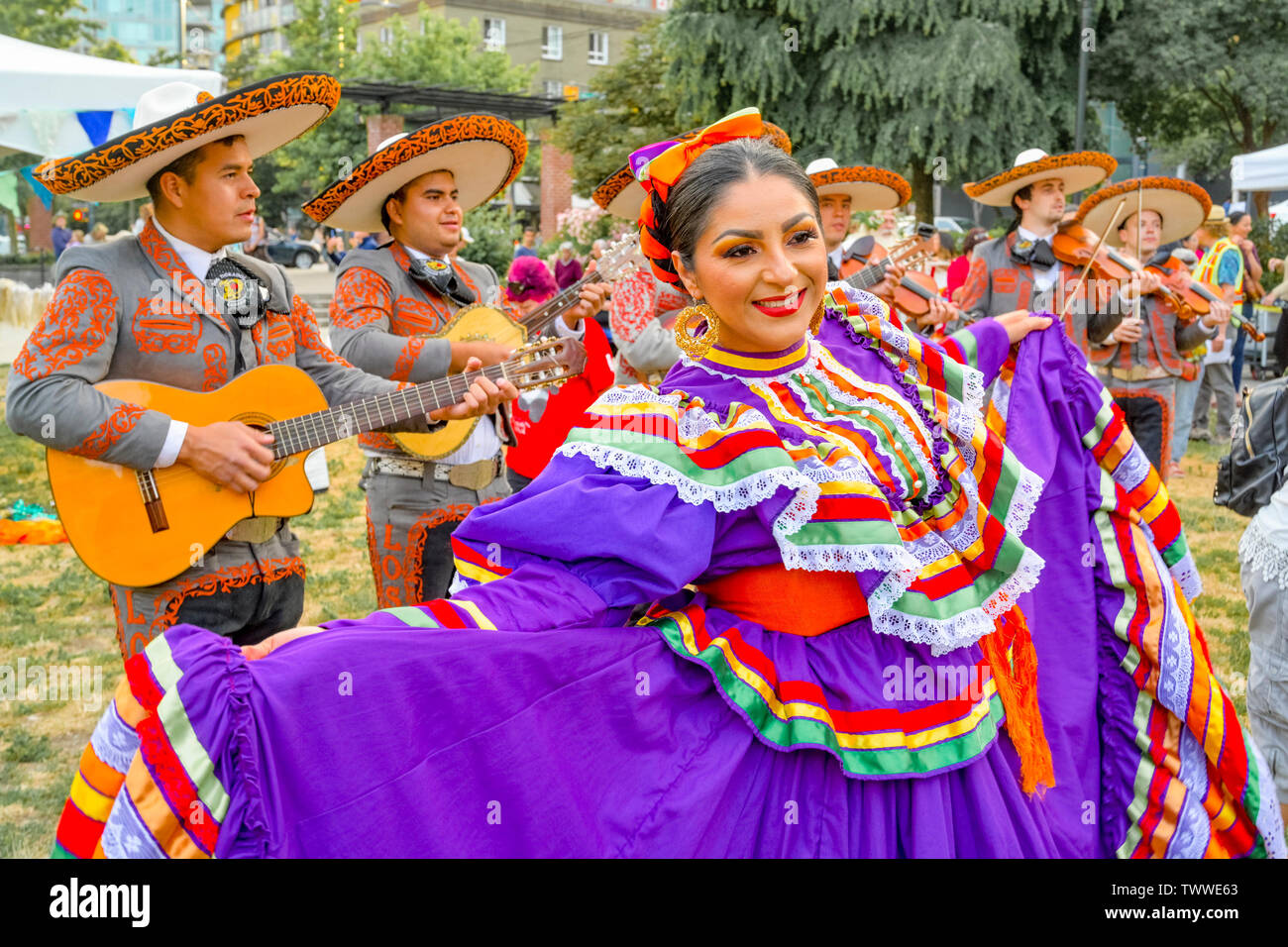 Mexikanische Tänzer und Mariachi El Dorado, das Sammeln von Festival, Sommersonnenwende Feier, Schmirgel Barnes Park, Vancouver, British Columbia, Kanada. Stockfoto