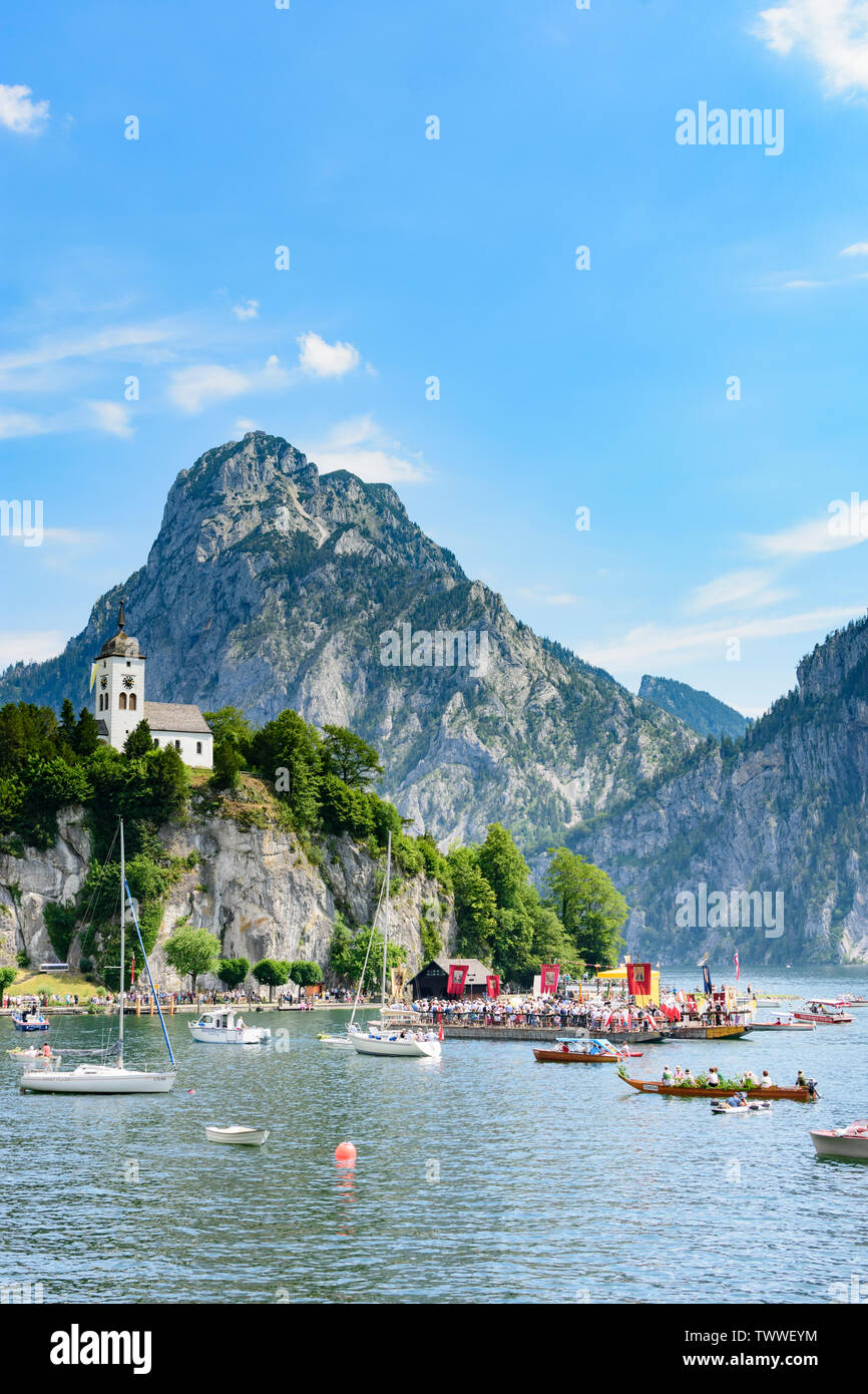 Traunkirchen: Fronleichnam (Corpus Christi) See Prozession, Boot, Schiff, sailship, Big Mountain Traunstein, Johannesberg, Kapelle Johannesberg Stockfoto