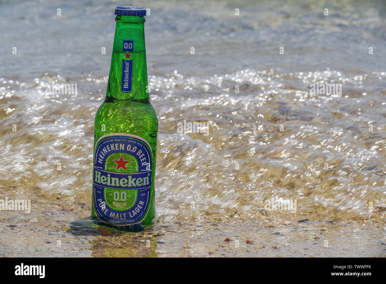 Heineken Null Alkohol Bier Flasche Auf Sand Am Meer Sunny View Von Alkoholfreien Pilsener Auf Einem 33 Cl Glasflasche Teilweise Auf Sandstrand Versenkt Stockfotografie Alamy