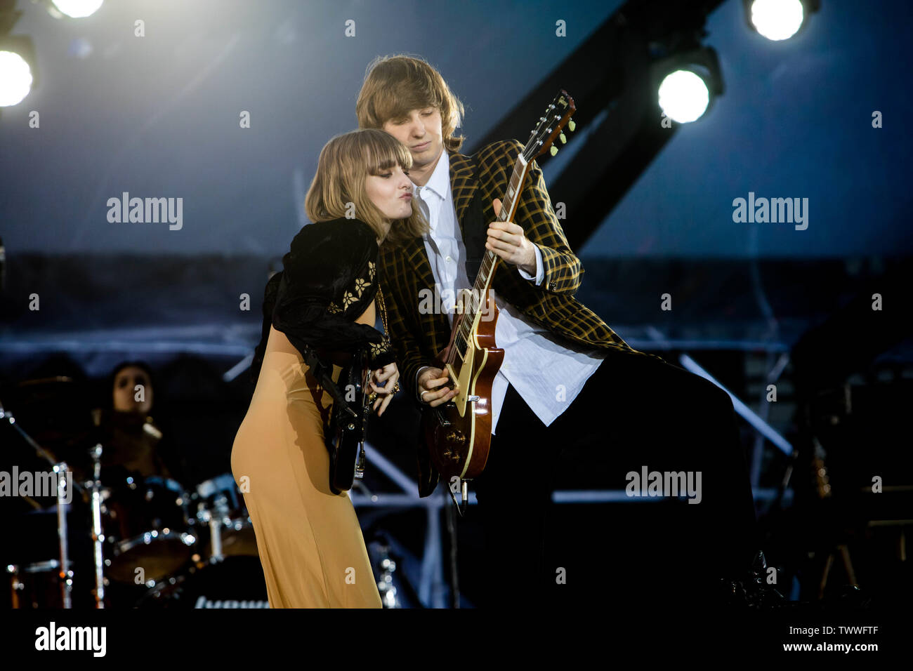 Victoria De Angelis und Thomas Raggi aus Maneskin in Konzert in der ...