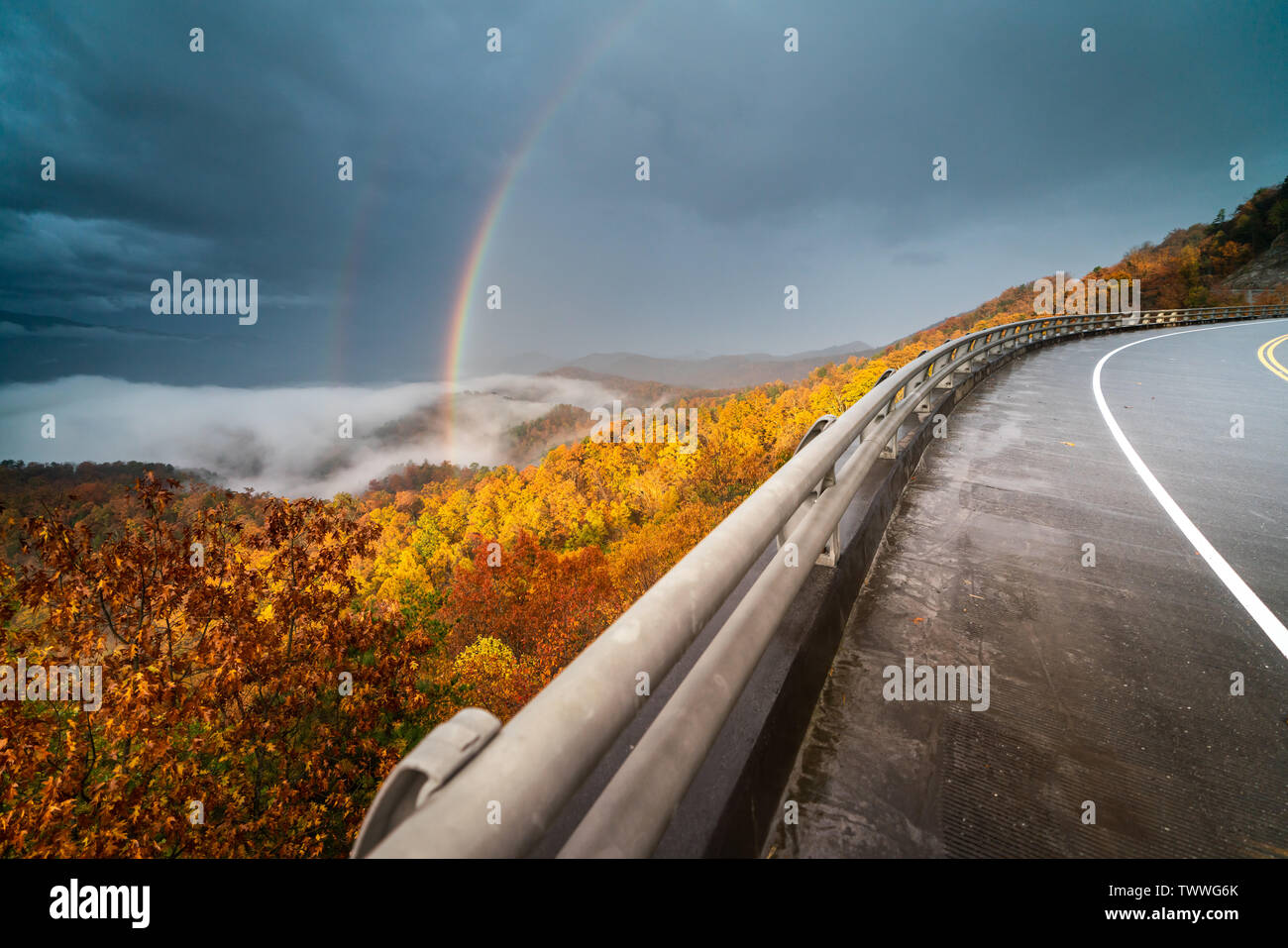 Wunderschöne Regenbogen auf einen Herbst Tag entlang der Foothills Parkway in trägt Tal im Great Smoky Mountain National Park. Stockfoto
