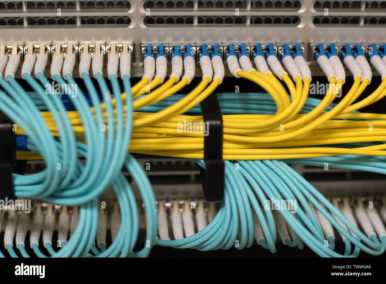 Datenübertragung durch Glasfasern Informationstechnologie Stockfoto