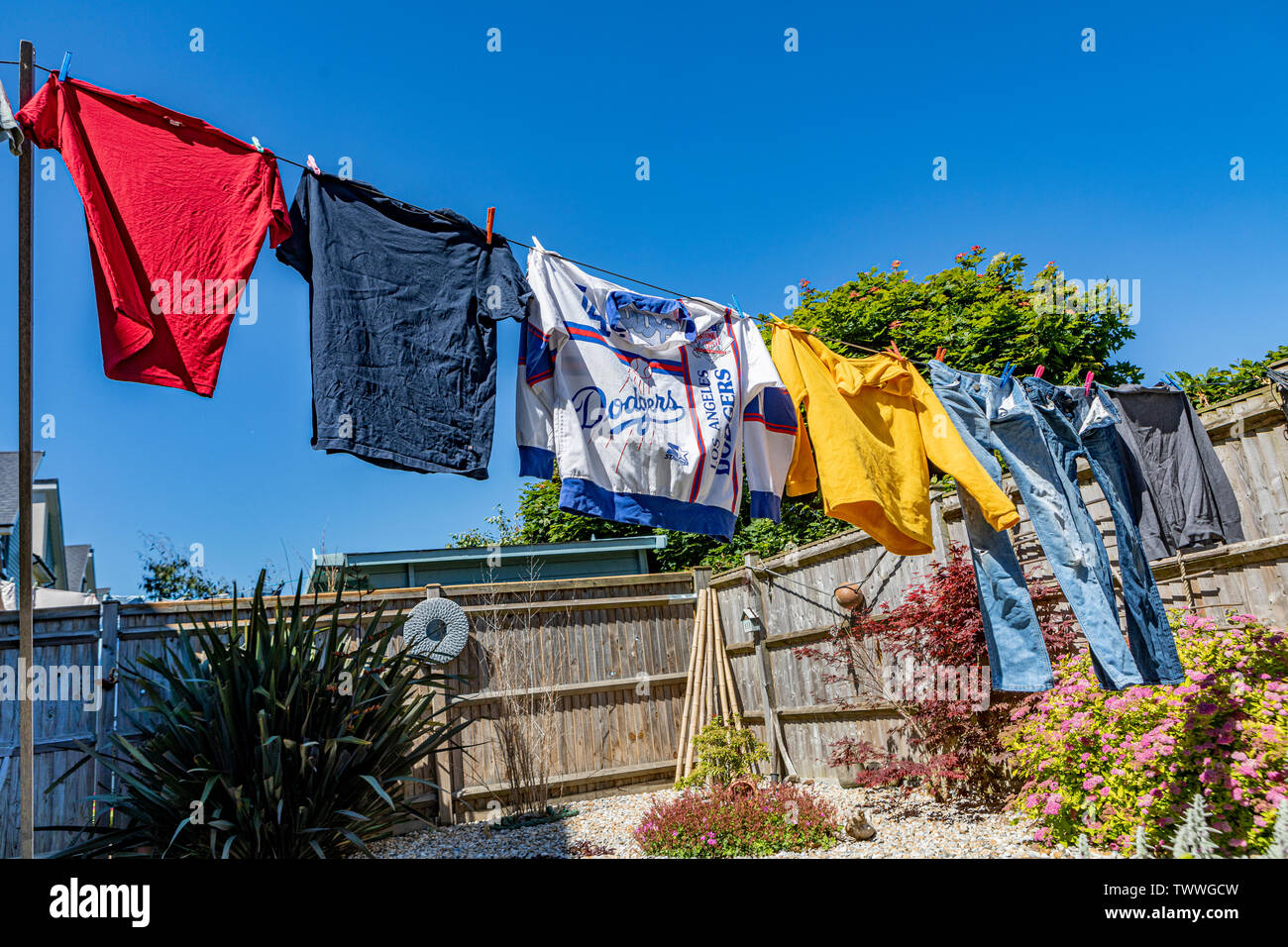 Eine Wäscheleine in einem Englischen Garten Stockfoto