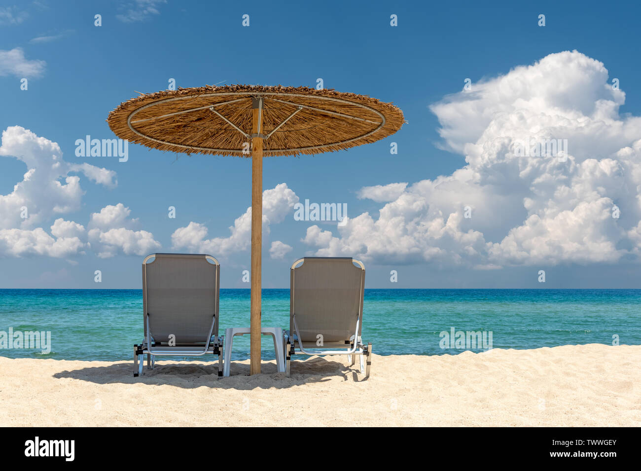 Liegestuhl mit Sonnenschirm mit blauem Himmel am tropischen Strand Stockfoto