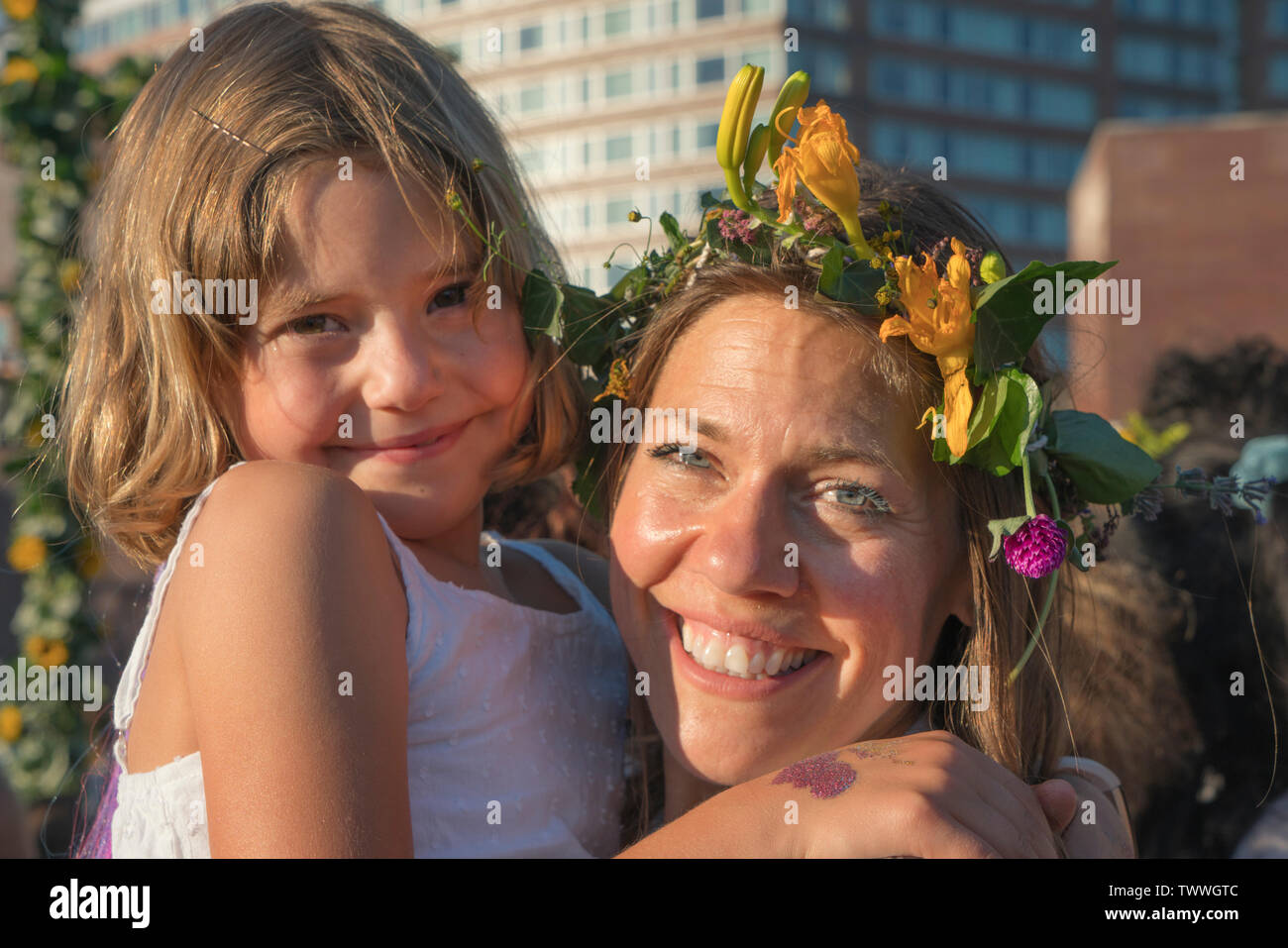 Mutter und Kind im Schwedischen Mittsommer Festival findet jährlich in Park City Wagner Park. Stockfoto
