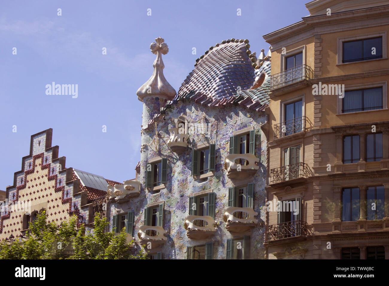 Die Casa Batlló von Gebäuden in anderen Stilen gestaltet. Als eines der Meisterwerke von Gaudí, im Zentrum von Barcelona. Stockfoto