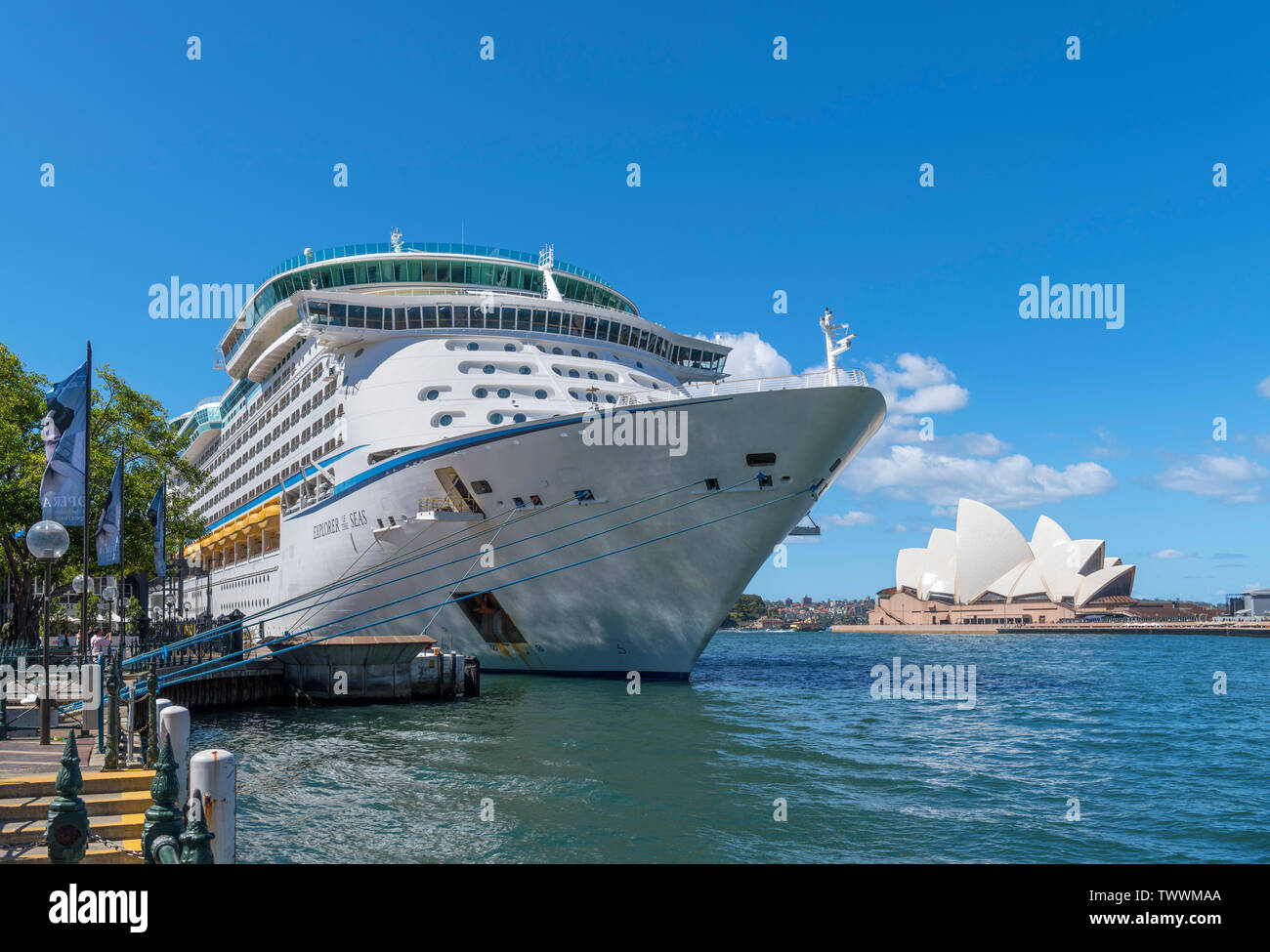 Explorer of the Seas Kreuzfahrtschiff am Circular Quay mit Sydney Opera House, Sydney, Australien Stockfoto