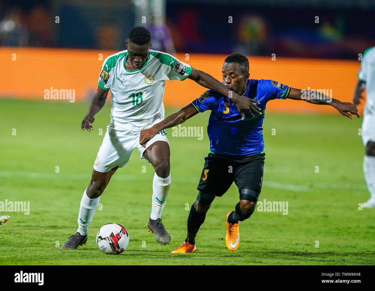 Kairo, Ägypten. 23. Juni 2019. Ismaila Sarr von Senegal und Kevin. Patrick Yondani von Tansania Herausforderung für die Kugel während des 2019 Afrika Cup der Nationen Übereinstimmung zwischen Senegal und Tansania am 30. November Stadion in Kairo, Ägypten. Ulrik Pedersen/CSM/Alamy leben Nachrichten Stockfoto