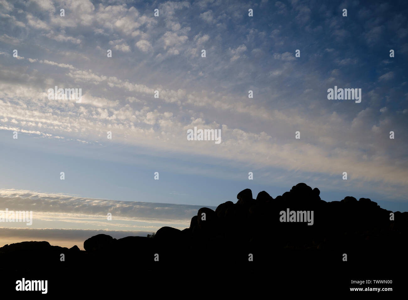 Granitformationen Silhouette bei Sonnenuntergang. In der Provinz Cáceres. Der Extremadura. Spanien. Stockfoto