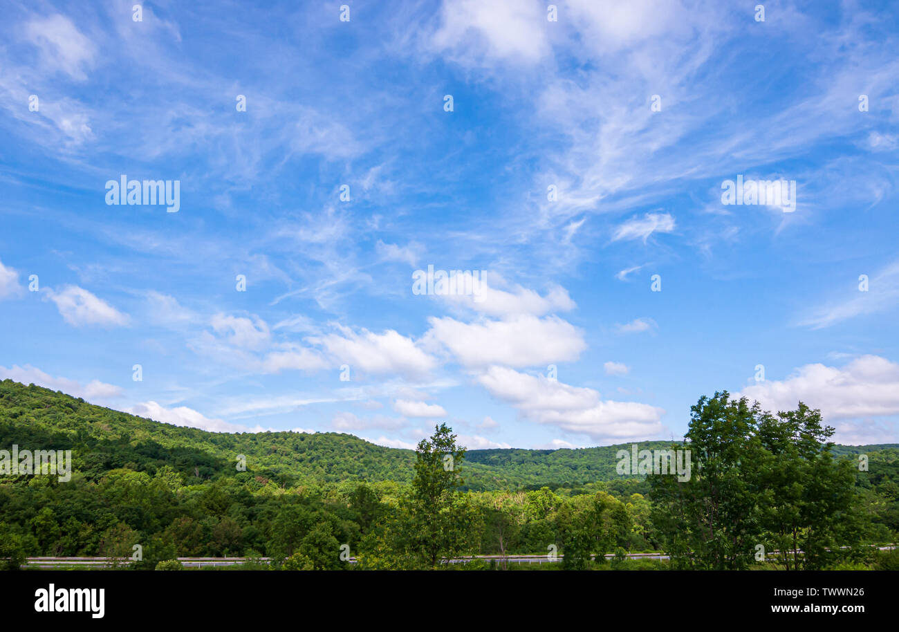 Blick auf die Landschaft im Nordwesten von Pennsylvania, USA im Sommer unter strahlend blauen Himmel mit weißen Wolken Stockfoto