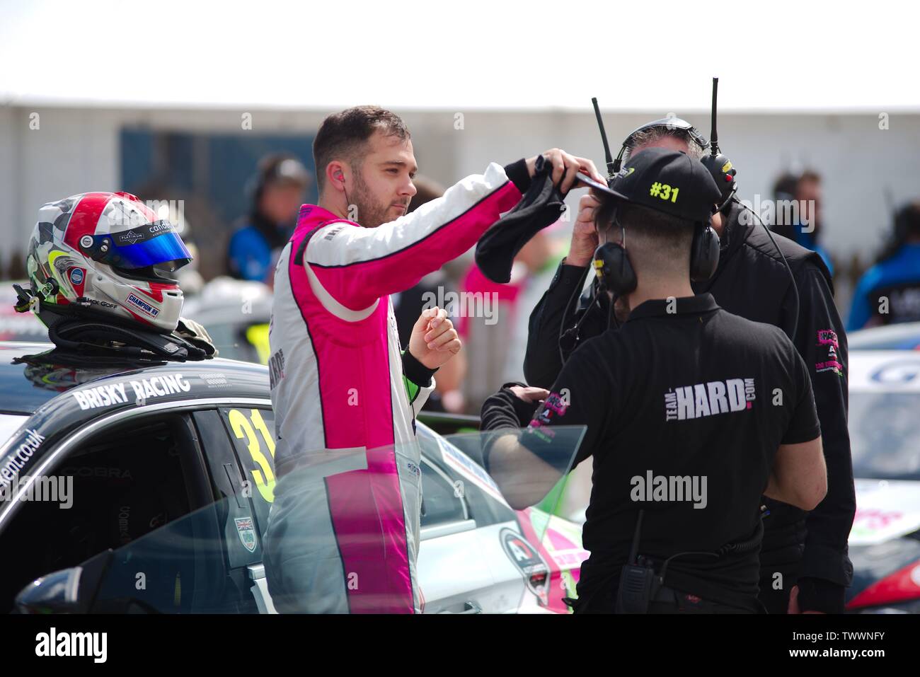 Dalton auf T-Stücke, England, 16. Juni 2019. Jack Goff Vorbereitung für das zweite Rennen in der Kwik Fit British Touring Car Championship im Croft Rennstrecke. Stockfoto