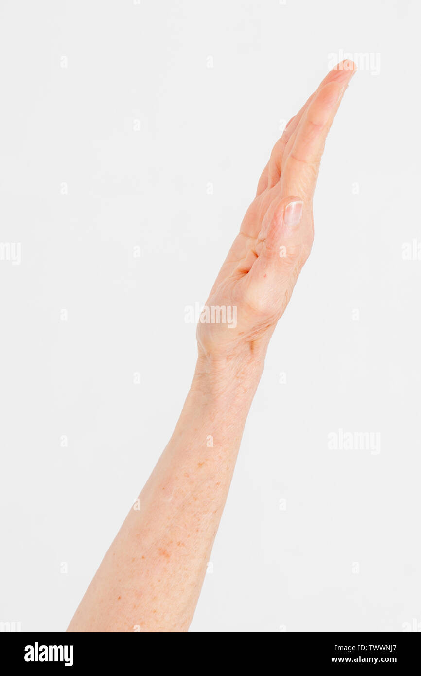 Detail eines 70 Jahre alten Yoga Lehrer in ihrem Studio Utthita parsvakonasana wie die erweiterte Seiten Winkel darstellen, aka Trikonasana Stockfoto