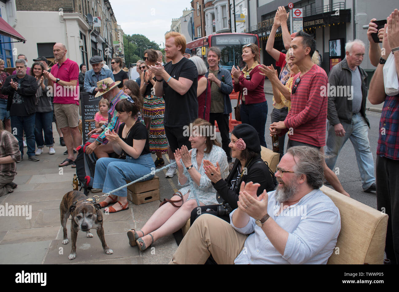 Kostenlose Festival jährliche Straße Gemeinschaft einheimischen Publikum klatschen Musiker. Crystal Palace in London 2019 DE 2010 s HOMER SYKES Stockfoto