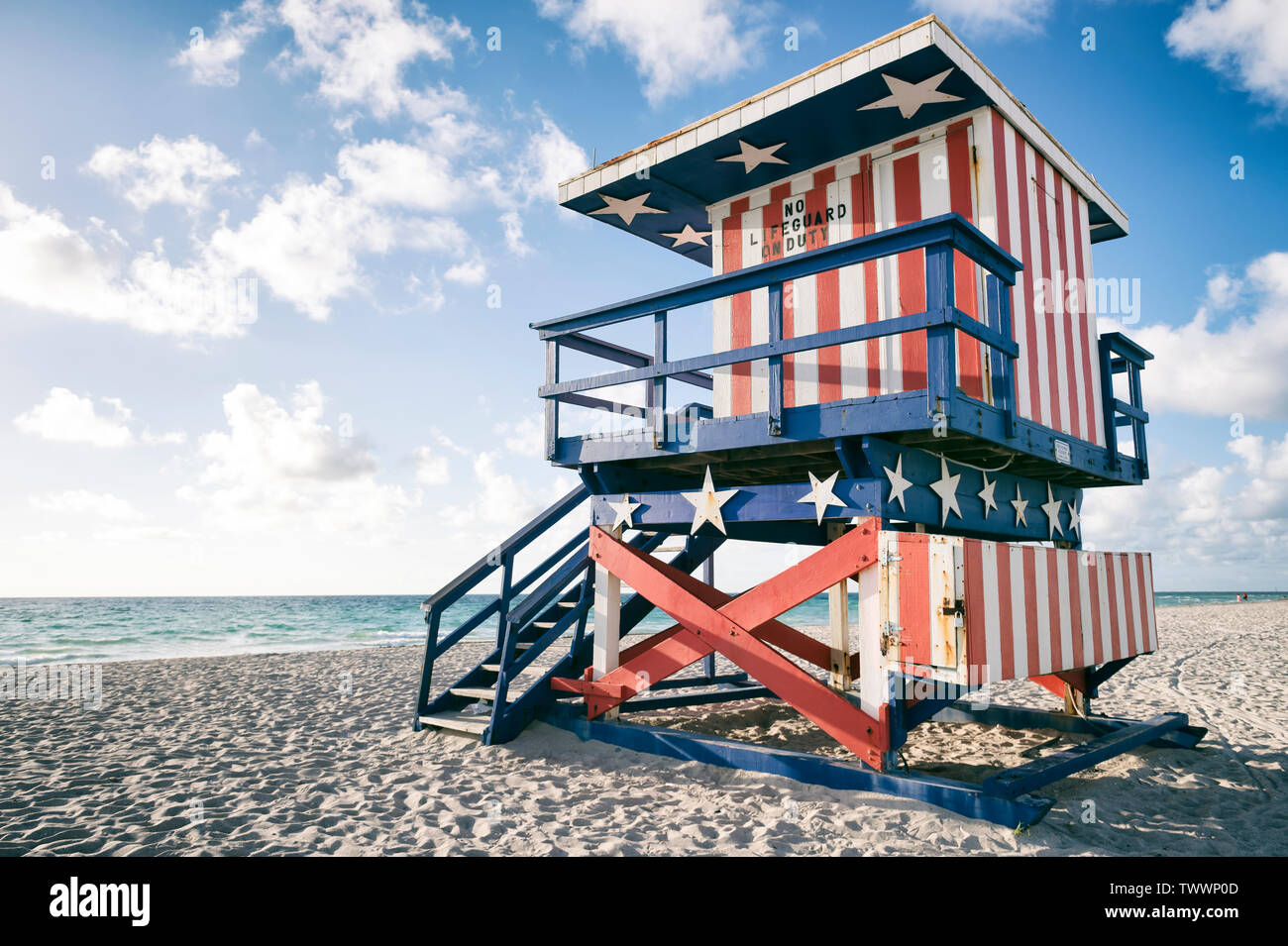 Classic rot, weiß und blau American Flag themed lifeguard Tower, jetzt im Ruhestand, auf dem Sand in South Beach, Miami, Florida, USA Stockfoto