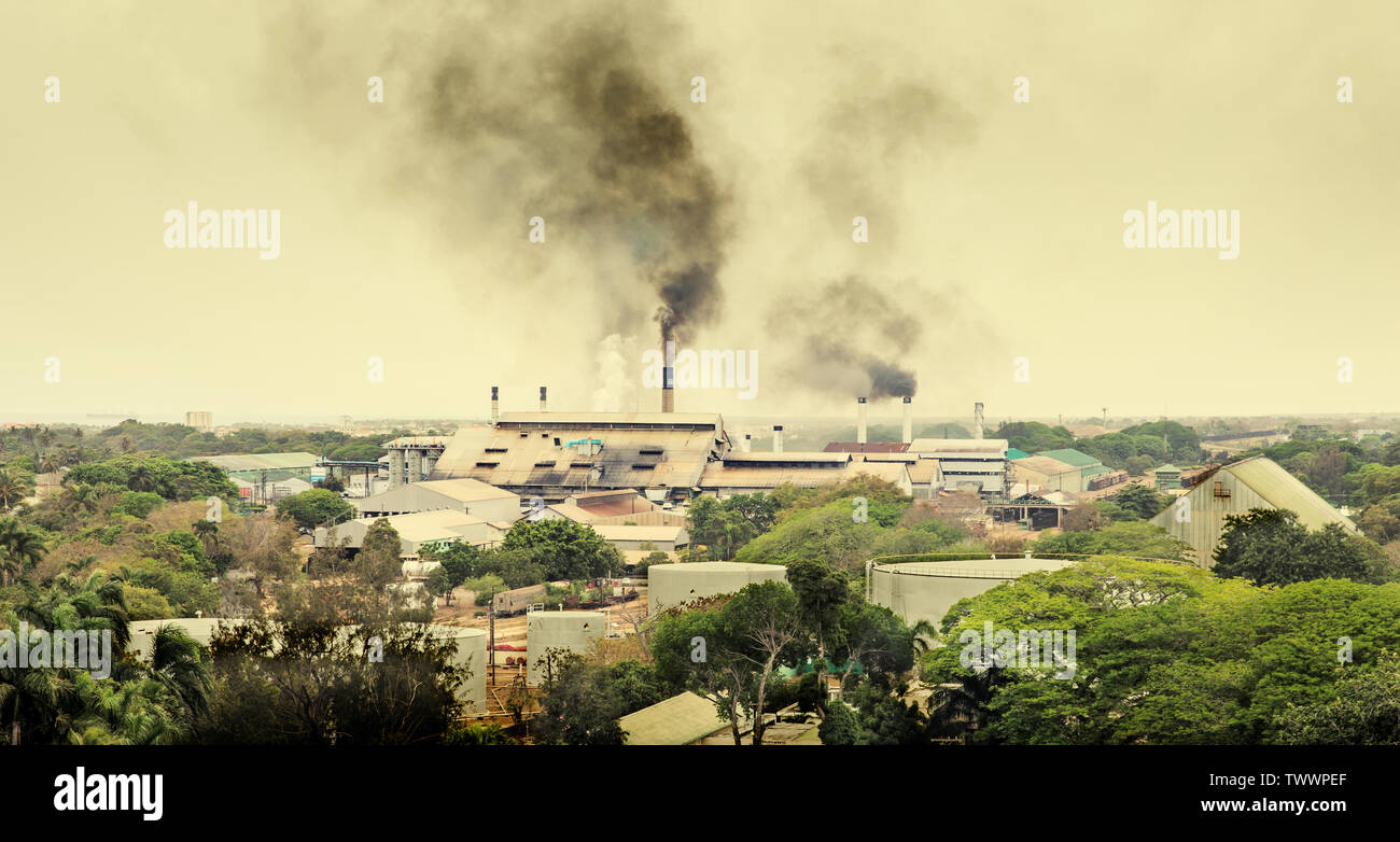 Factory verschmutzen Luft und produzieren CO2-Treibhauseffekt Konzept Stockfoto