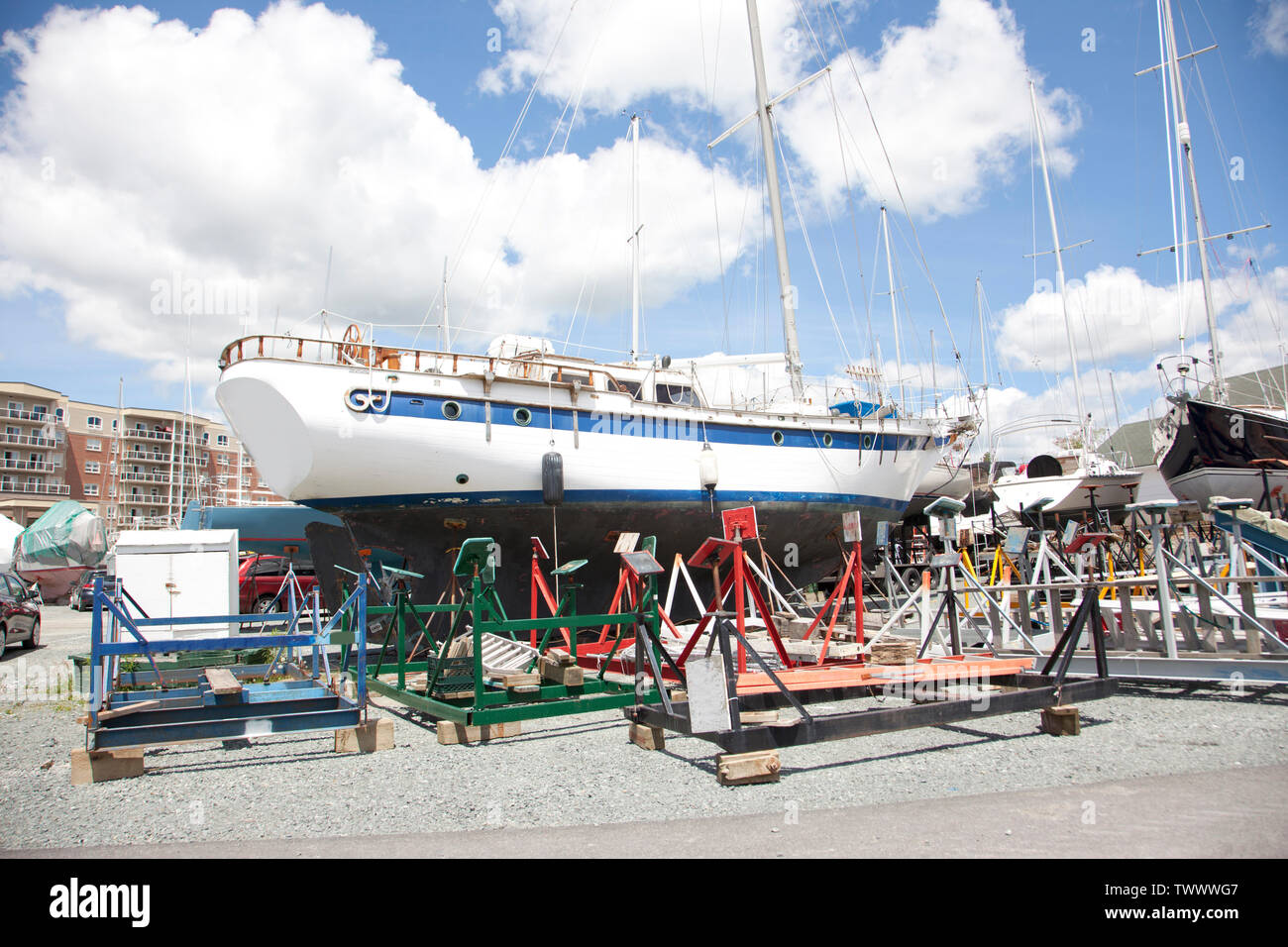 Ein weißes Schiff bis auf die Wiege, Reparatur- und Coming Out für die Saison an einem Frühlingstag Stockfoto